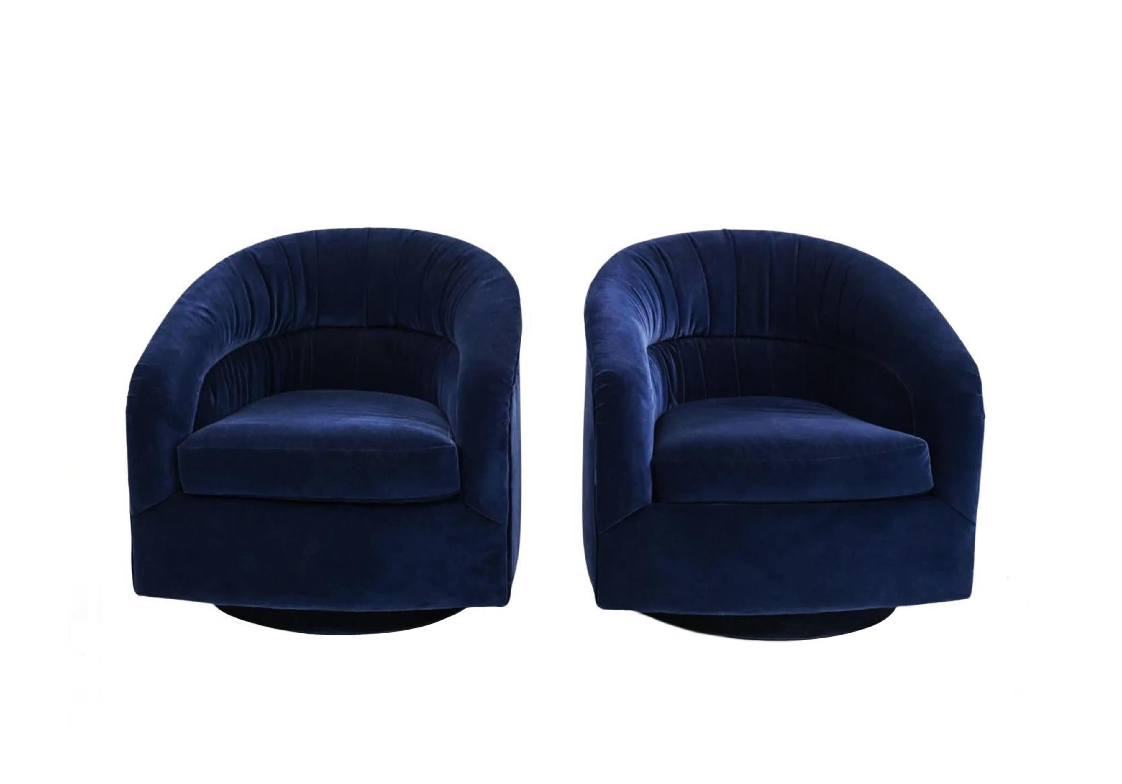Paar blaue schwenkbare Sessel mit geraffter Fassrückenlehne (Samt) im Angebot