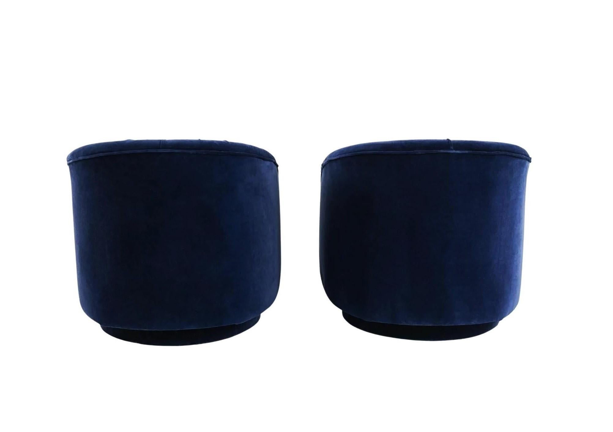 Paar blaue schwenkbare Sessel mit geraffter Fassrückenlehne im Angebot 1