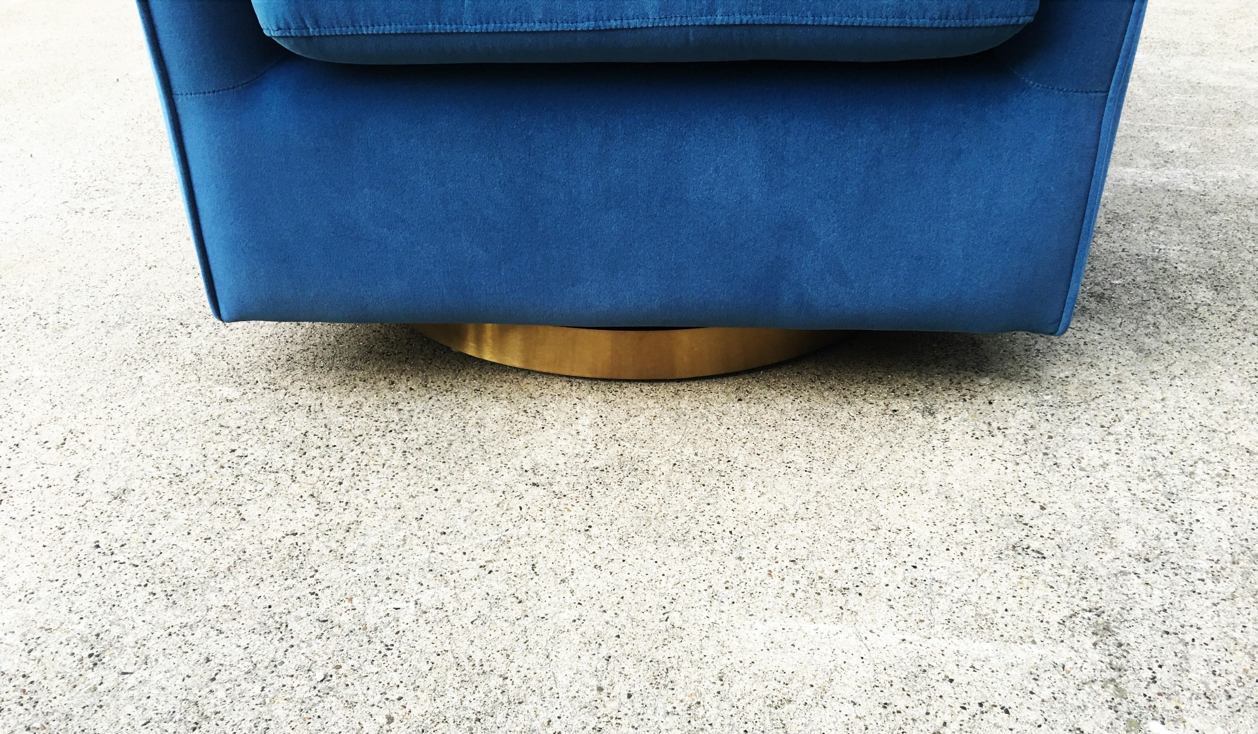 Américain Paire de chaises pivotantes en velours bleu et laiton dans le style de Milo Baughman en vente
