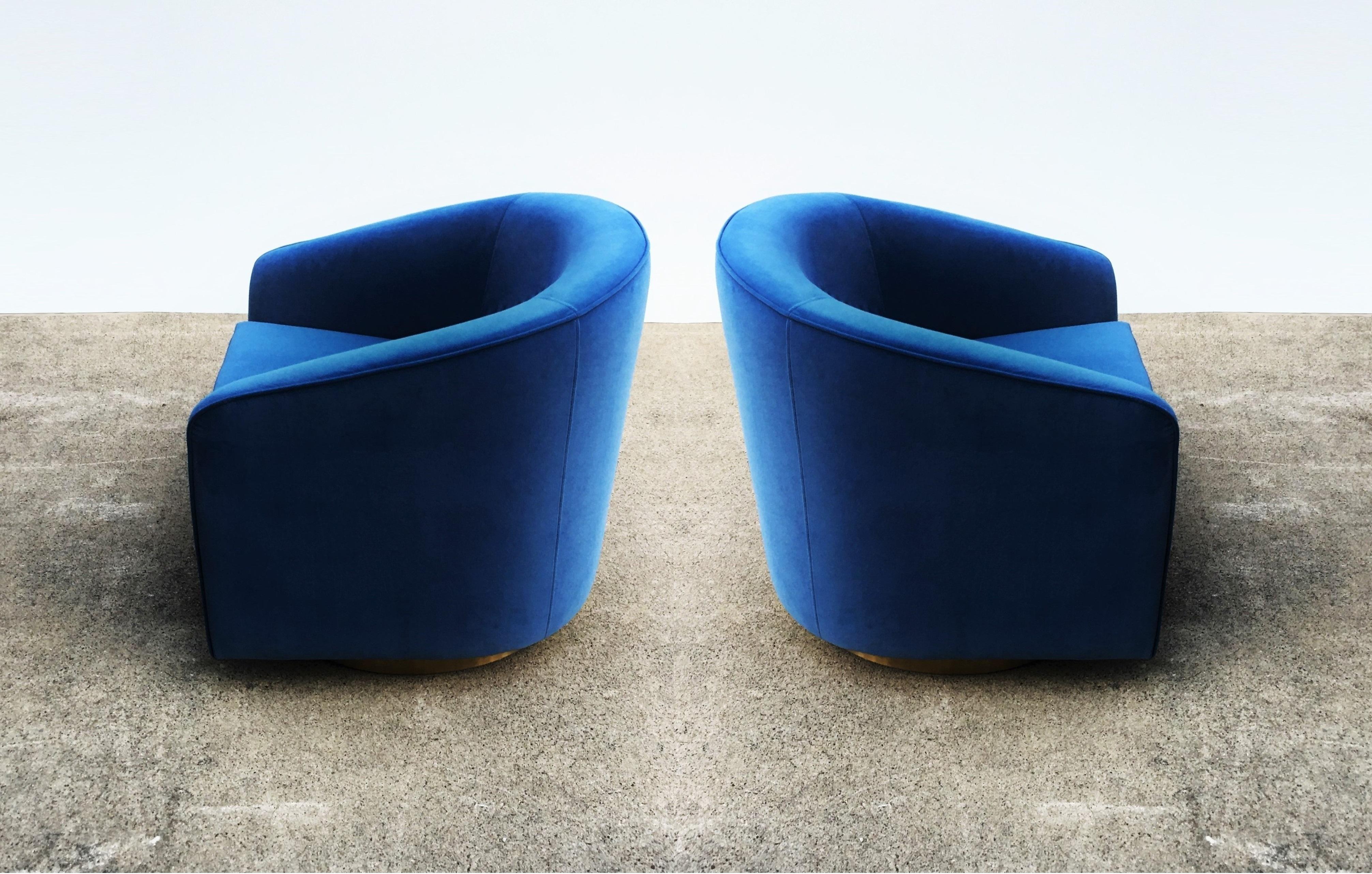 Fin du 20e siècle Paire de chaises pivotantes en velours bleu et laiton dans le style de Milo Baughman en vente