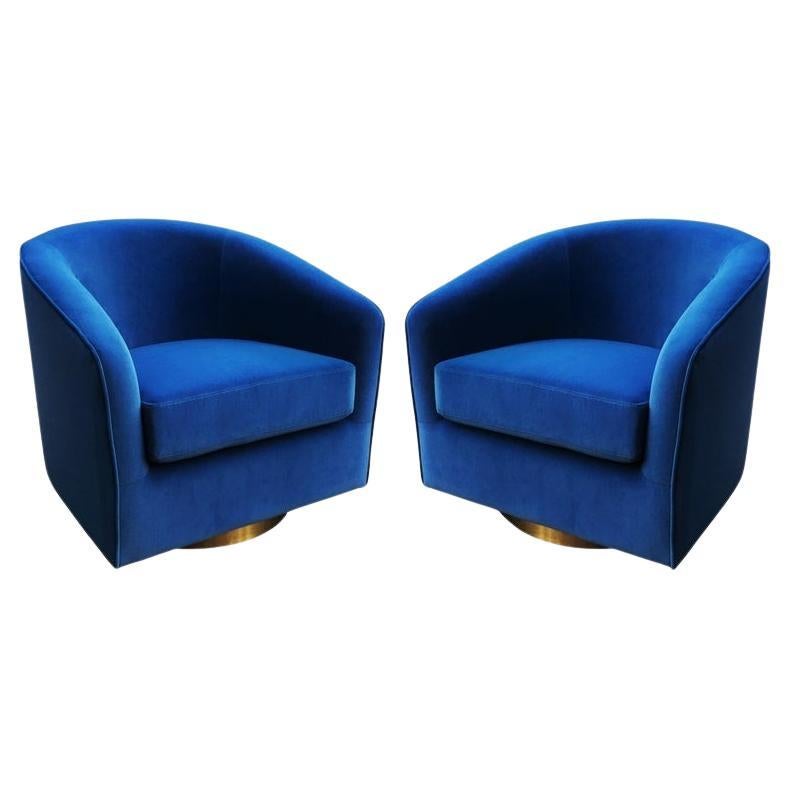 Paire de chaises pivotantes en velours bleu et laiton dans le style de Milo Baughman en vente