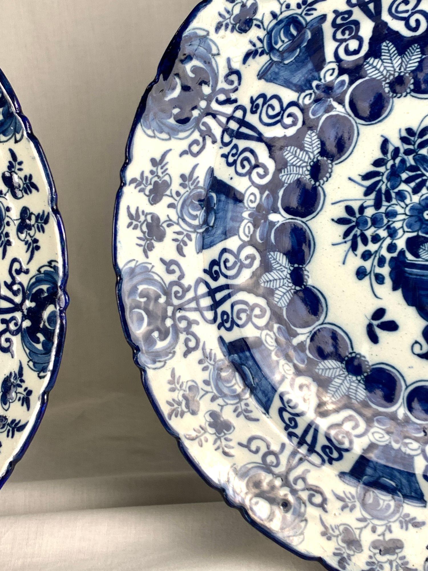 Coppia di caricatori olandesi Delft bianchi e blu dipinti a mano De Porceleyne Claeuw C.C. in vendita 3