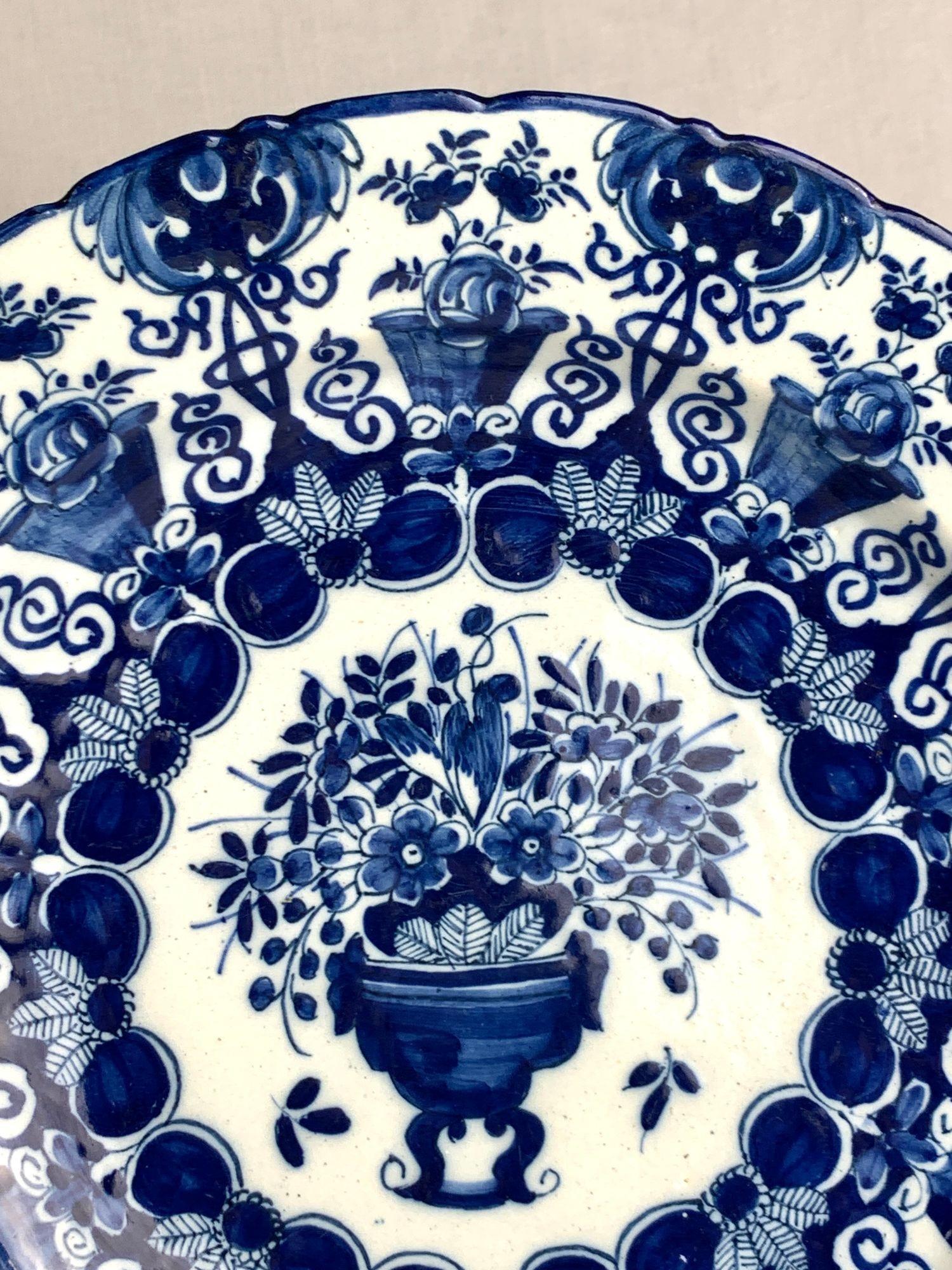 Coppia di caricatori olandesi Delft bianchi e blu dipinti a mano De Porceleyne Claeuw C.C. in vendita 4