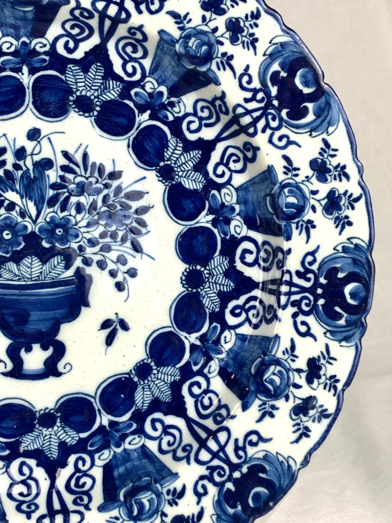 Coppia di caricatori olandesi Delft bianchi e blu dipinti a mano De Porceleyne Claeuw C.C. in vendita 5