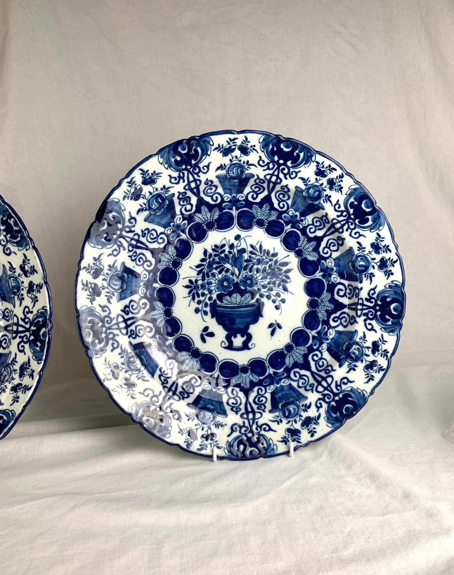 Rococò Coppia di caricatori olandesi Delft bianchi e blu dipinti a mano De Porceleyne Claeuw C.C. in vendita