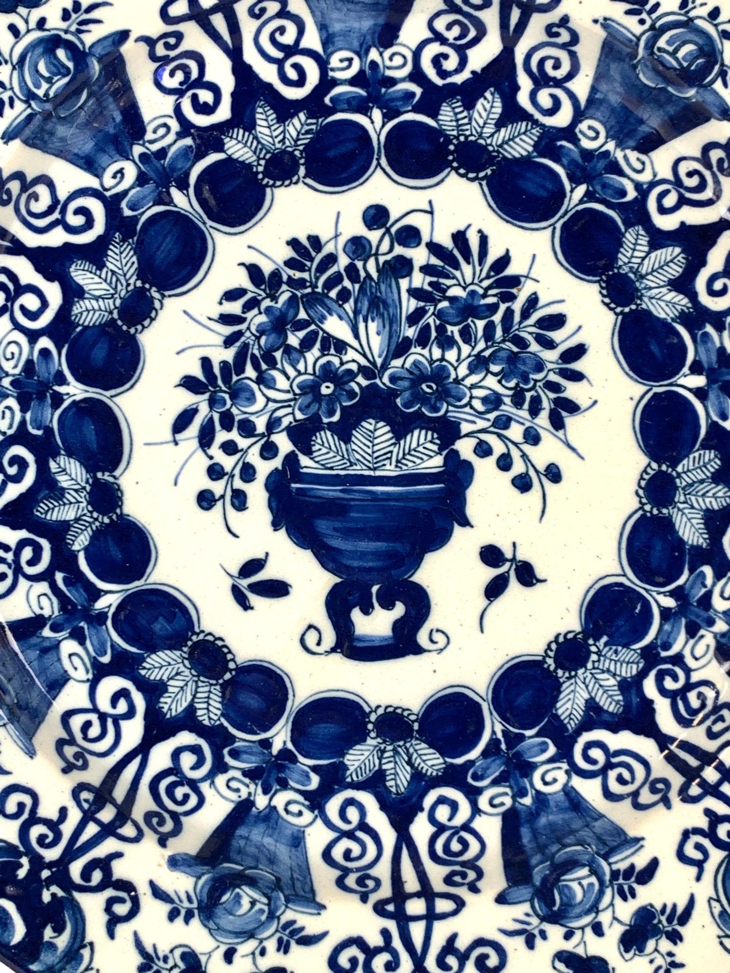 Olandese Coppia di caricatori olandesi Delft bianchi e blu dipinti a mano De Porceleyne Claeuw C.C. in vendita