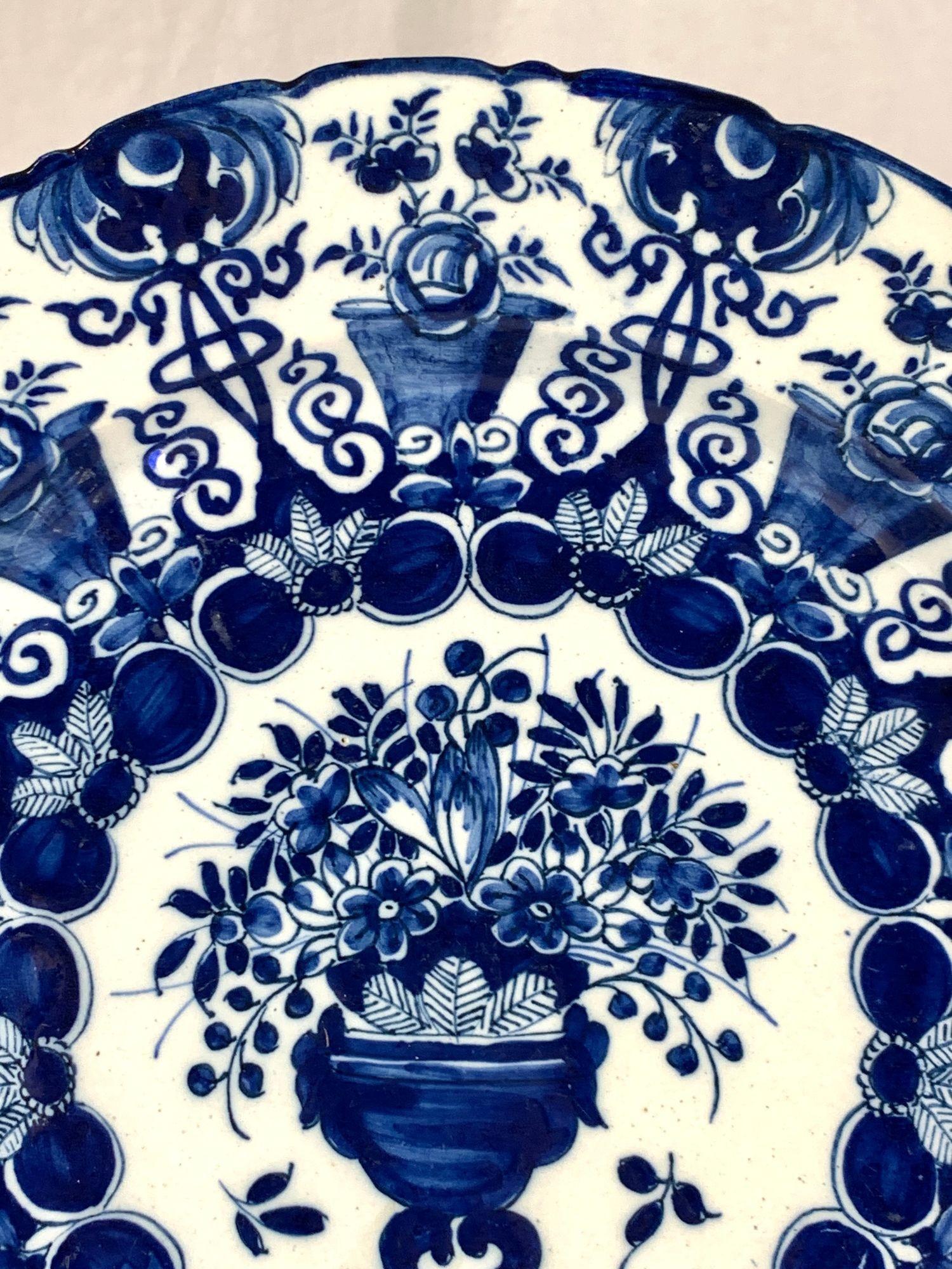 Coppia di caricatori olandesi Delft bianchi e blu dipinti a mano De Porceleyne Claeuw C.C. In condizioni ottime in vendita a Katonah, NY