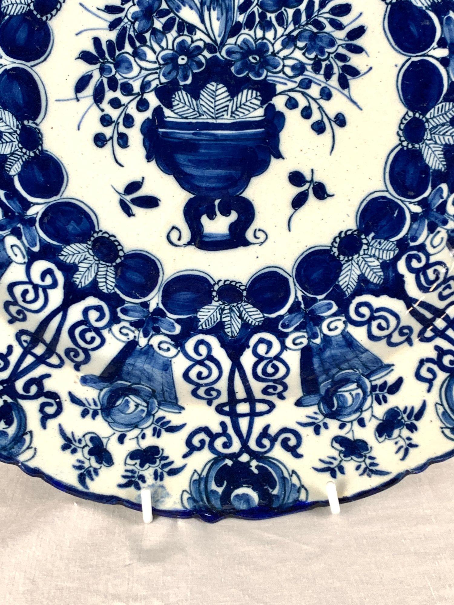 Coppia di caricatori olandesi Delft bianchi e blu dipinti a mano De Porceleyne Claeuw C.C. in vendita 1