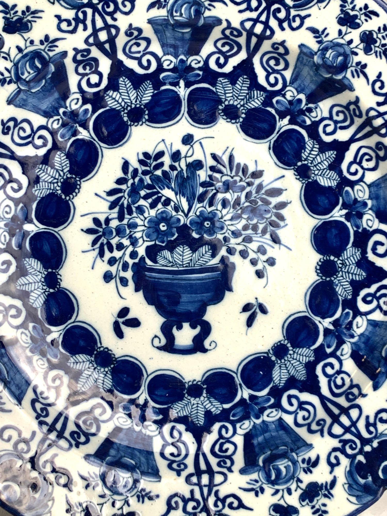 Coppia di caricatori olandesi Delft bianchi e blu dipinti a mano De Porceleyne Claeuw C.C. in vendita 2