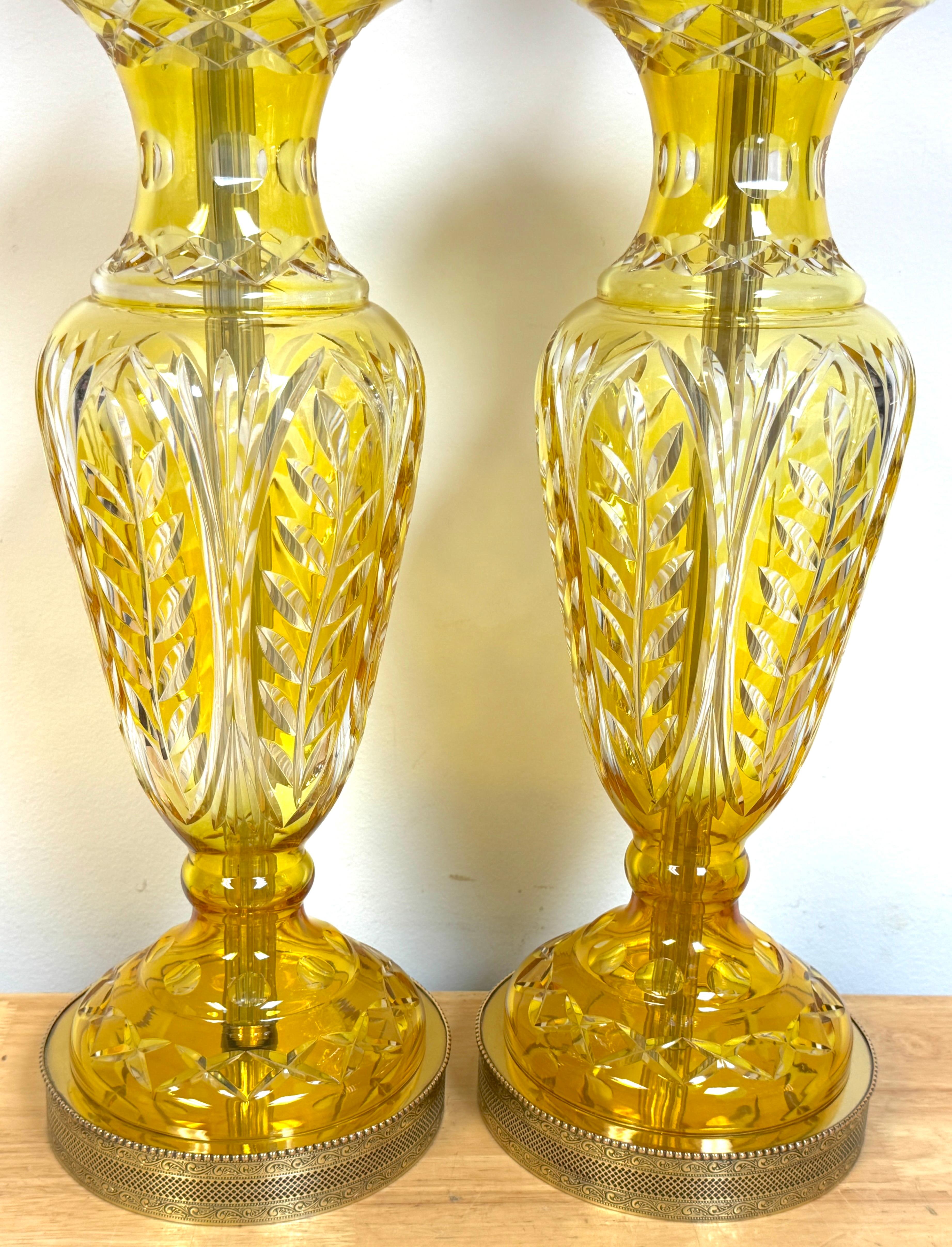 Pareja de lámparas y remates bohemios de cristal transparente tallado en citrino y latón, estilo Moser en venta 3