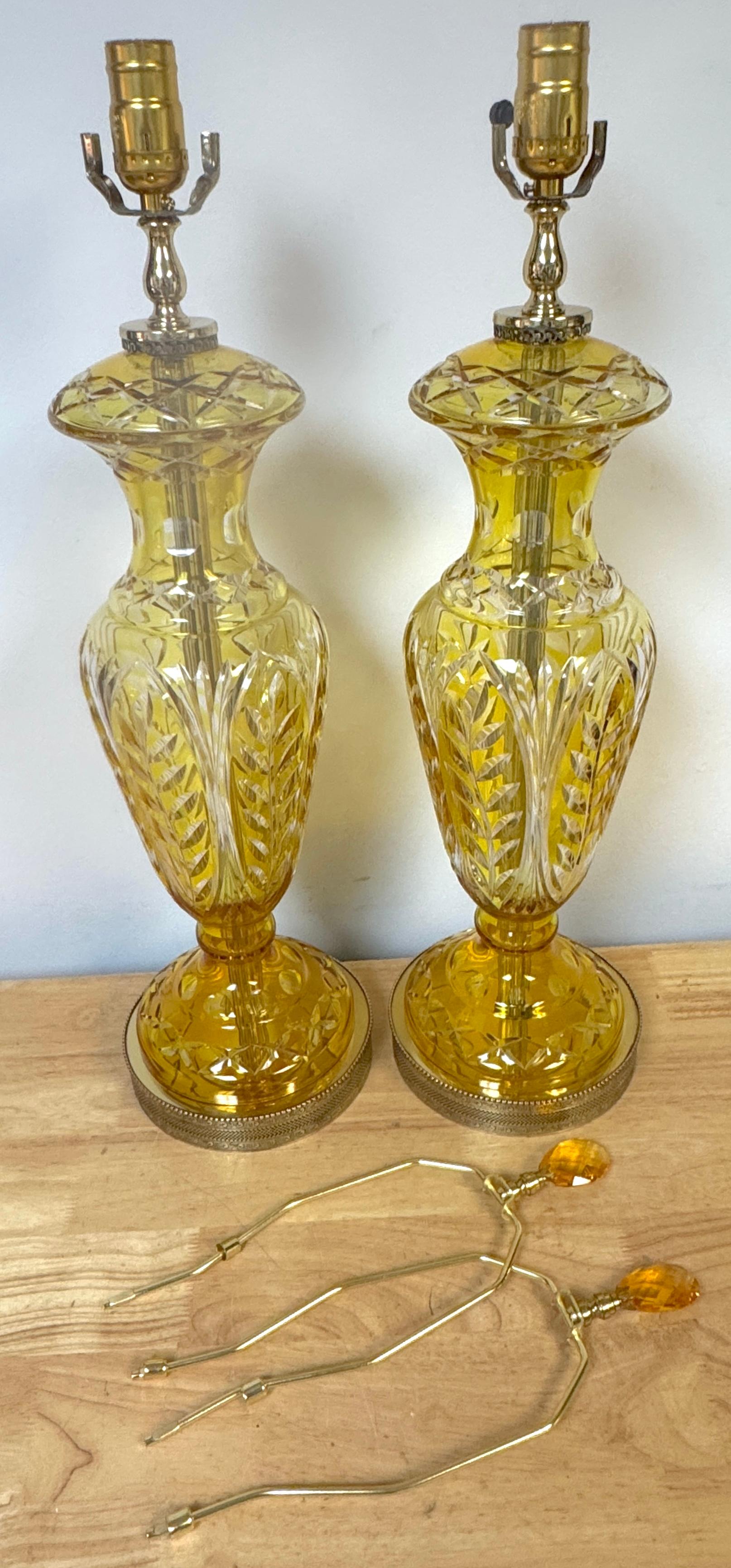 Pareja de lámparas y remates bohemios de cristal transparente tallado en citrino y latón, estilo Moser en venta 4