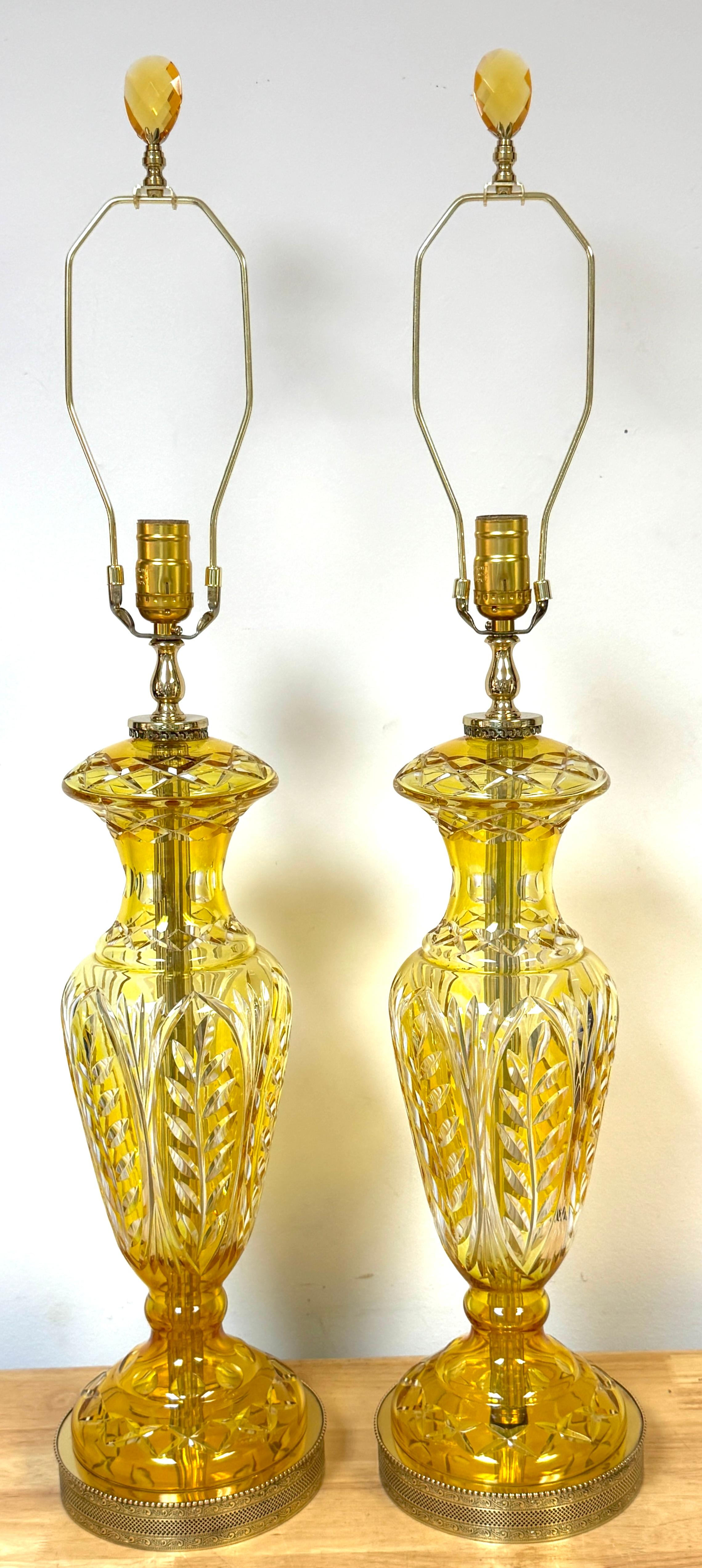 Pareja de lámparas de mesa de estilo bohemio, de cristal tallado a transparente citrino y latón, al estilo de Moser, con remates

Elegante y ricamente detallado par de lámparas de cristal de Bohemia de citrino tallado a transparente, cada una