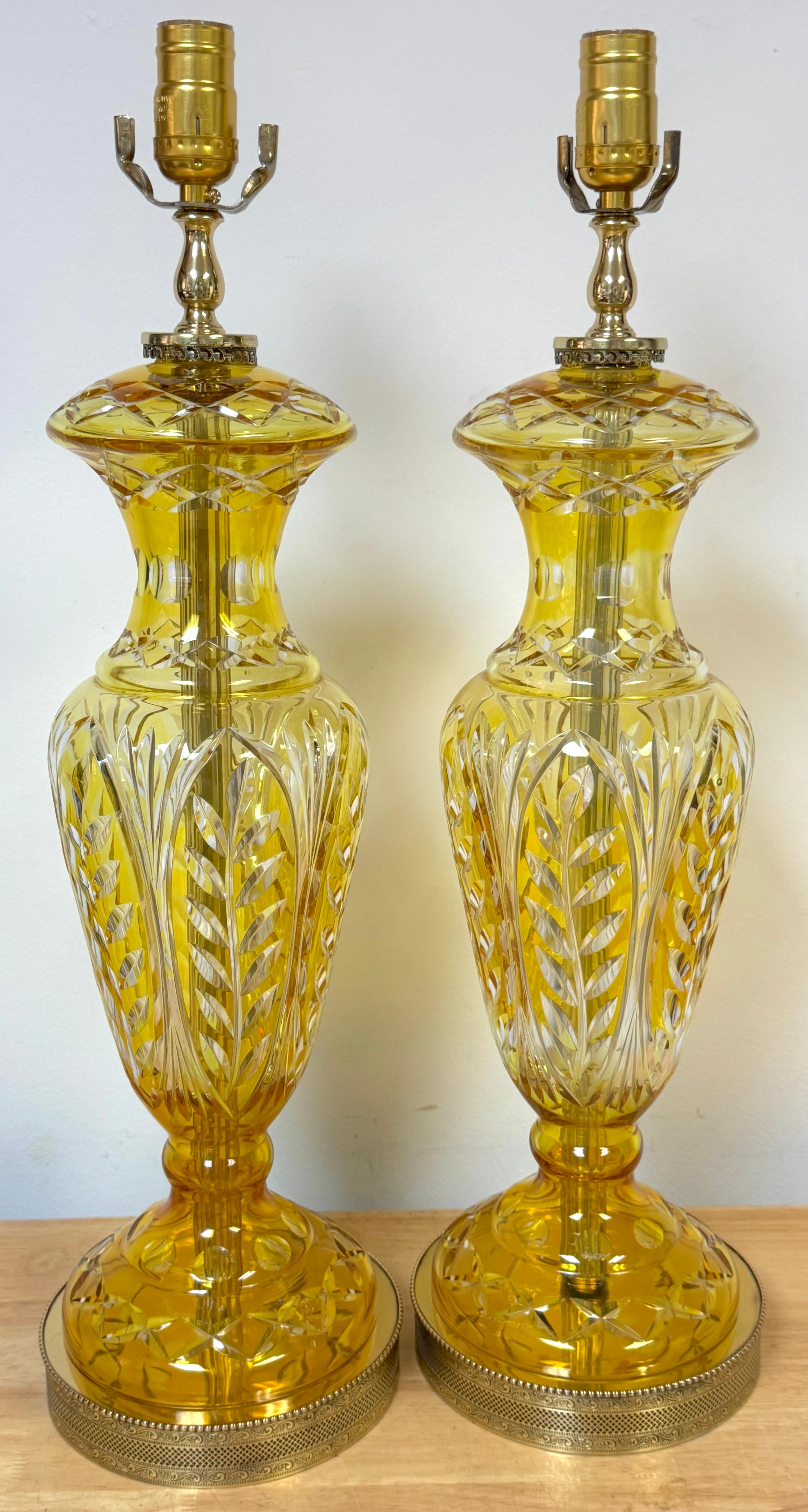 Pareja de lámparas y remates bohemios de cristal transparente tallado en citrino y latón, estilo Moser Neoclásico en venta