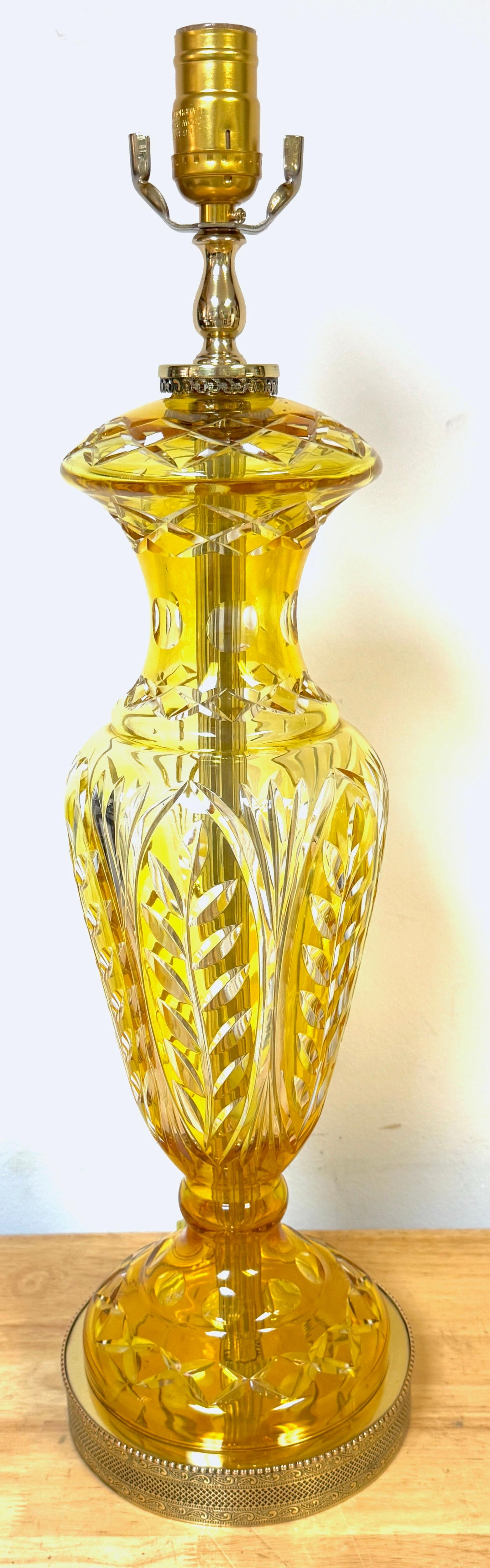 Pareja de lámparas y remates bohemios de cristal transparente tallado en citrino y latón, estilo Moser Europeo en venta
