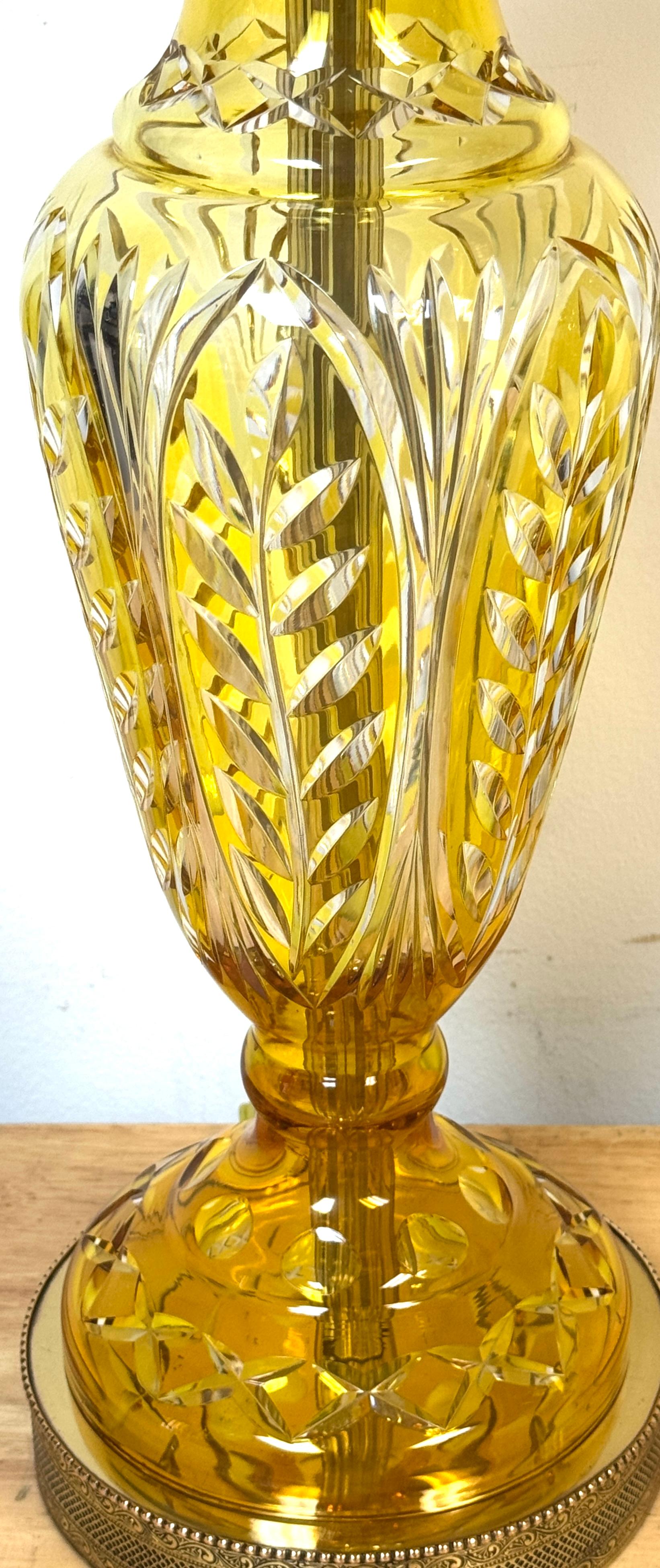 Pareja de lámparas y remates bohemios de cristal transparente tallado en citrino y latón, estilo Moser Grabado en venta