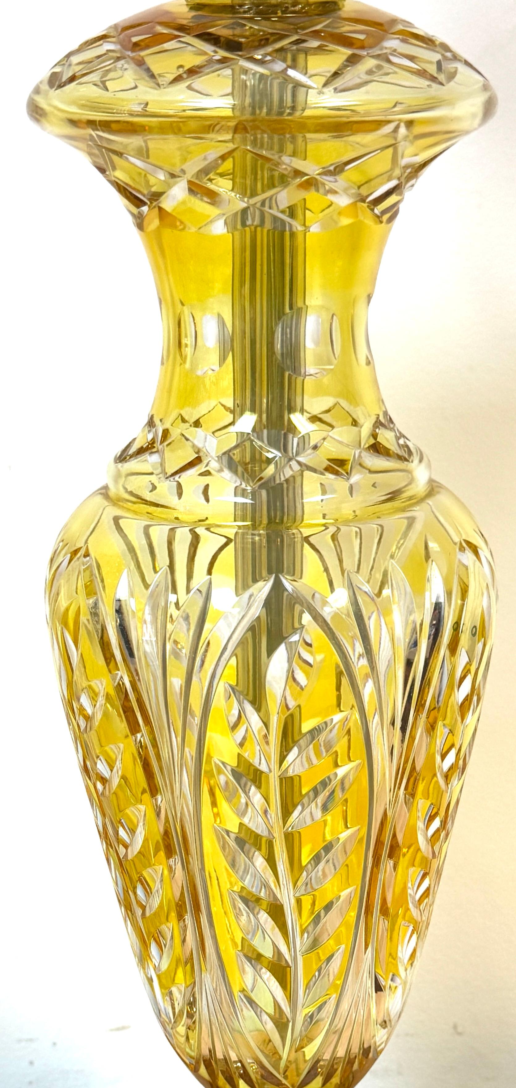 Pareja de lámparas y remates bohemios de cristal transparente tallado en citrino y latón, estilo Moser siglo XX en venta