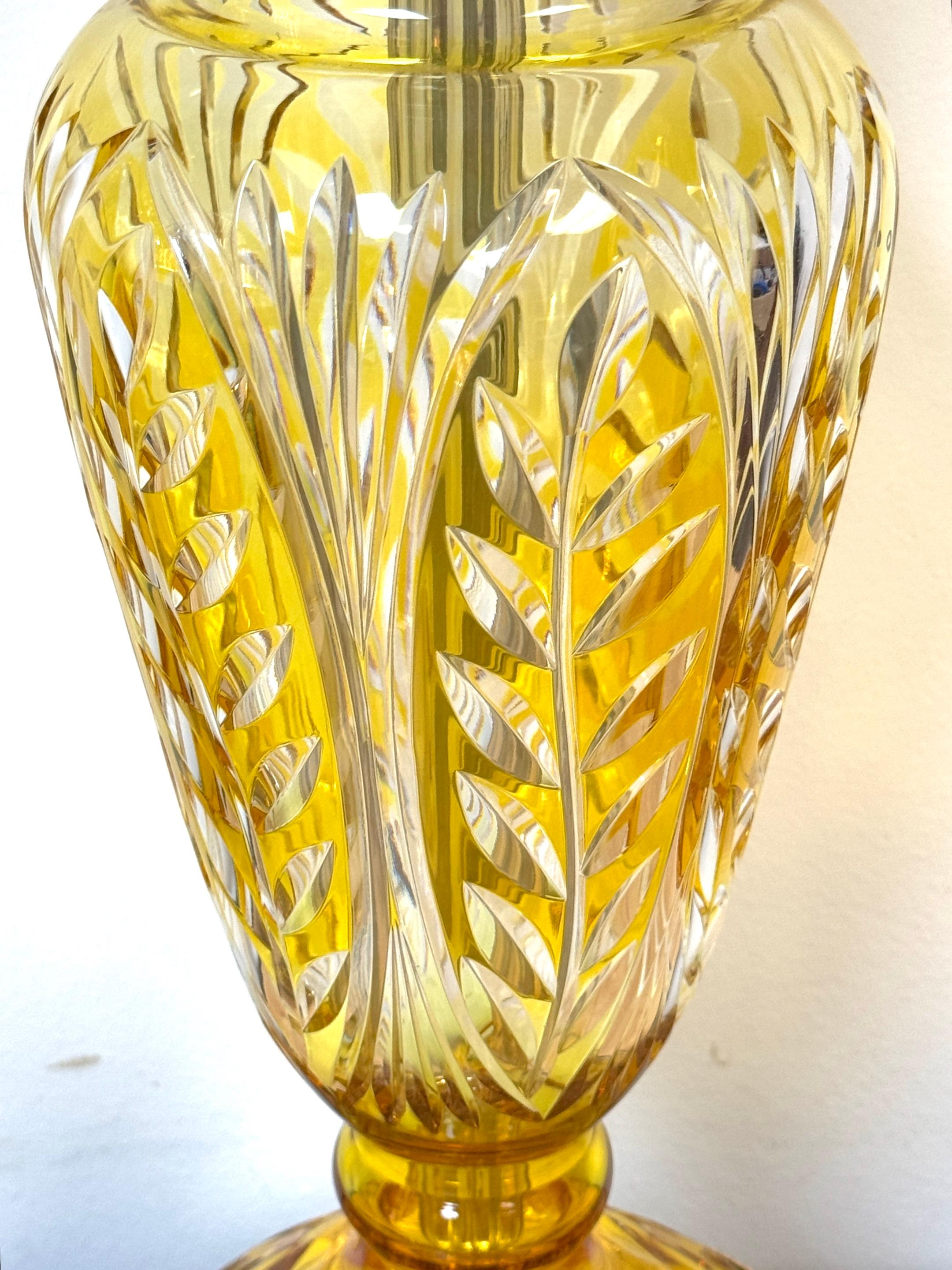 Pareja de lámparas y remates bohemios de cristal transparente tallado en citrino y latón, estilo Moser Latón en venta
