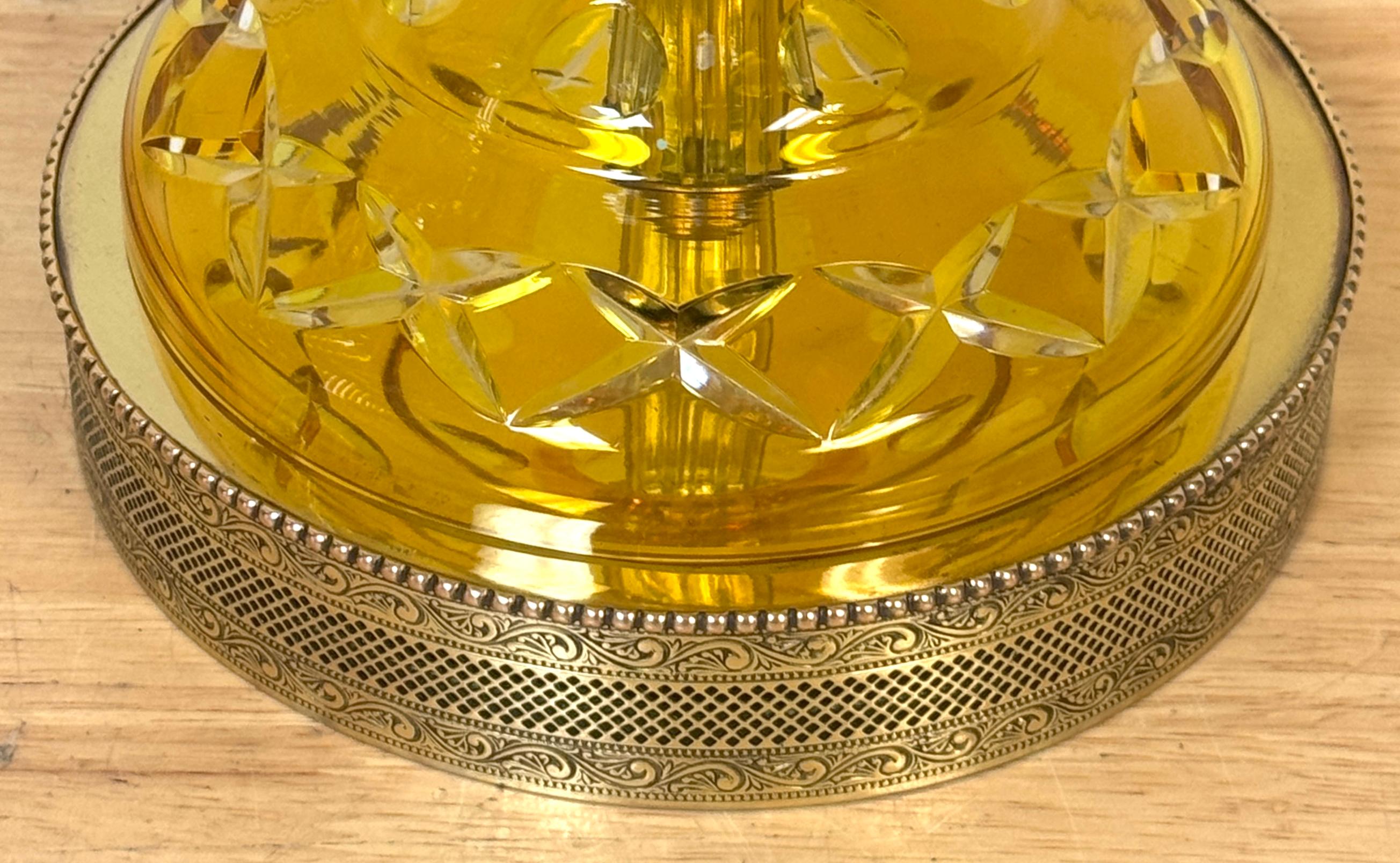 Pareja de lámparas y remates bohemios de cristal transparente tallado en citrino y latón, estilo Moser en venta 1