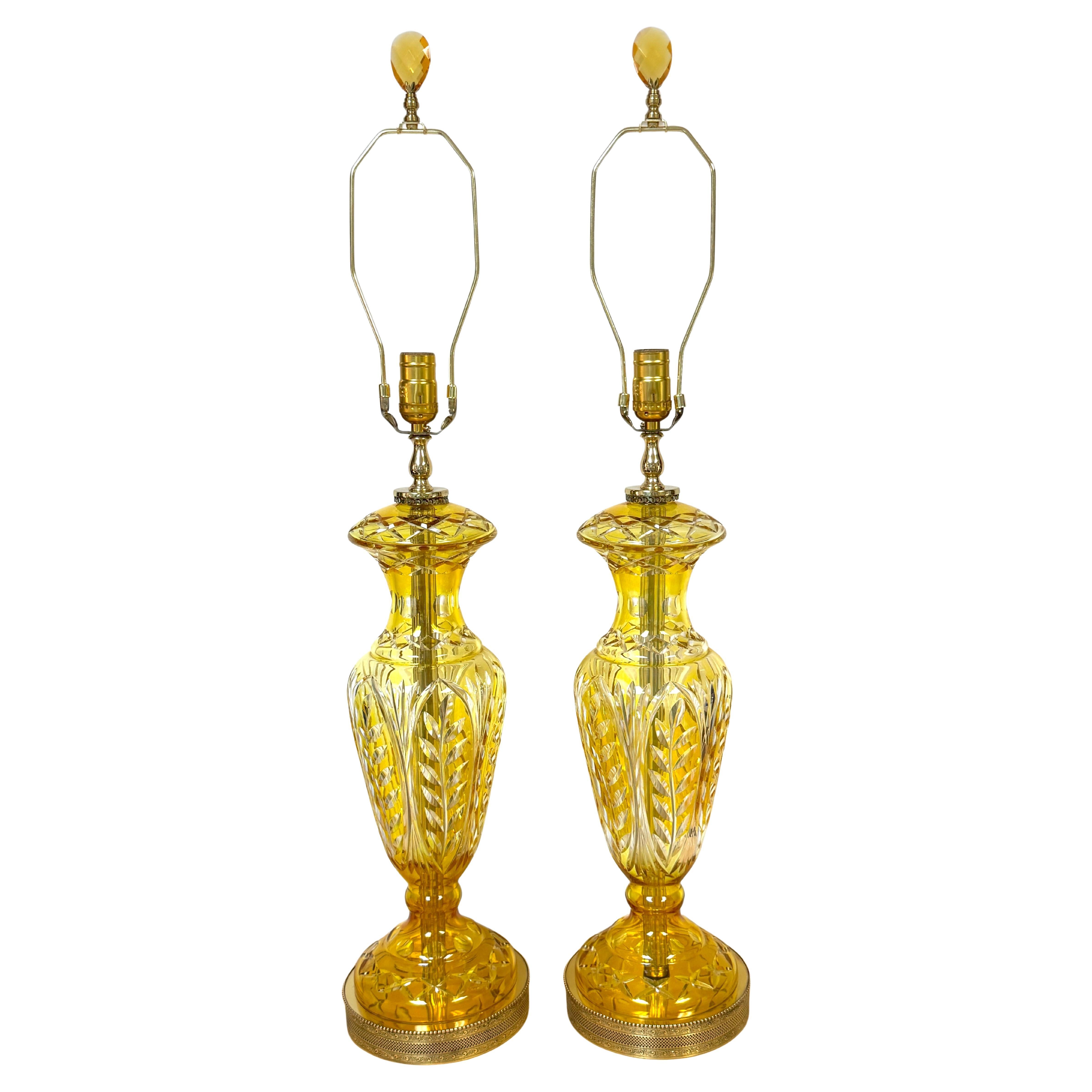 Pareja de lámparas y remates bohemios de cristal transparente tallado en citrino y latón, estilo Moser en venta