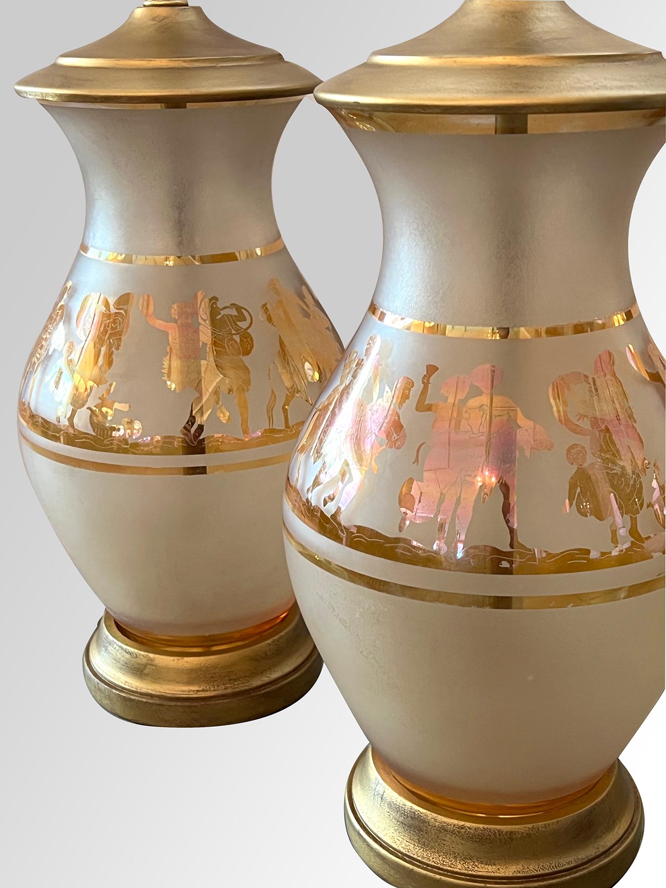chaque lampe bulbeuse avec recouvrement givré sur un fond d'or clair ; le verre givré finement gravé exposant le verre lustré d'or en dessous couronnant une bande périmétrique de figures classiques ; soulevée sur des bases en bois doré ; hauteur :