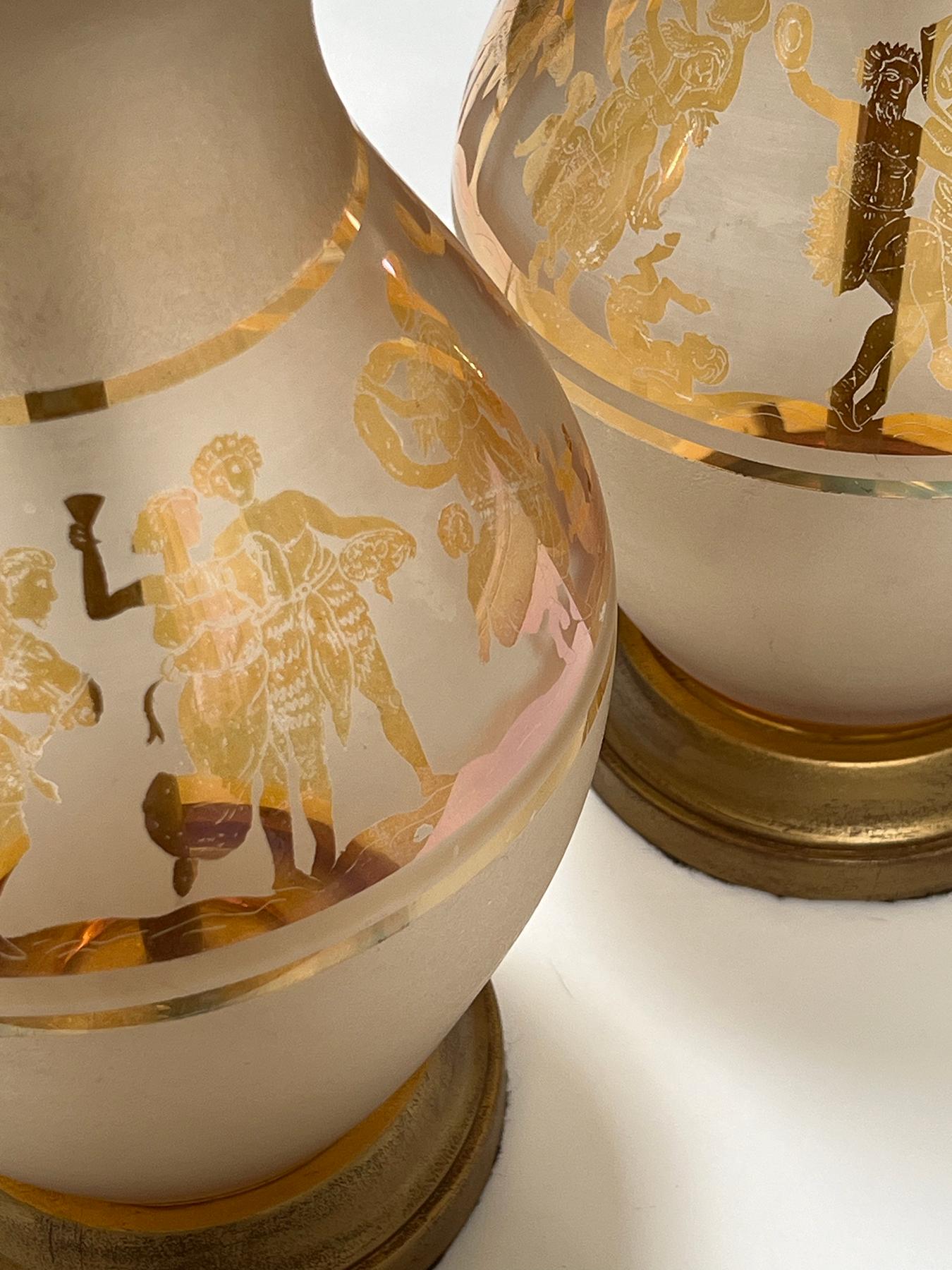 Bohème Paire de lampes bohèmes recouvertes de verre dépoli avec figures classiques en vente