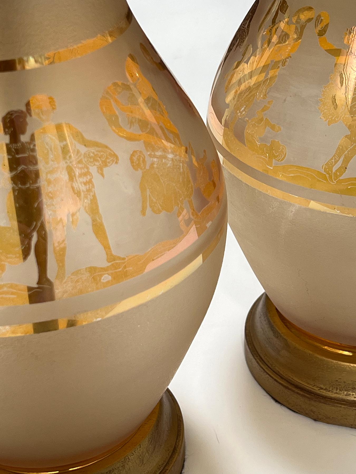 Tchèque Paire de lampes bohèmes recouvertes de verre dépoli avec figures classiques en vente
