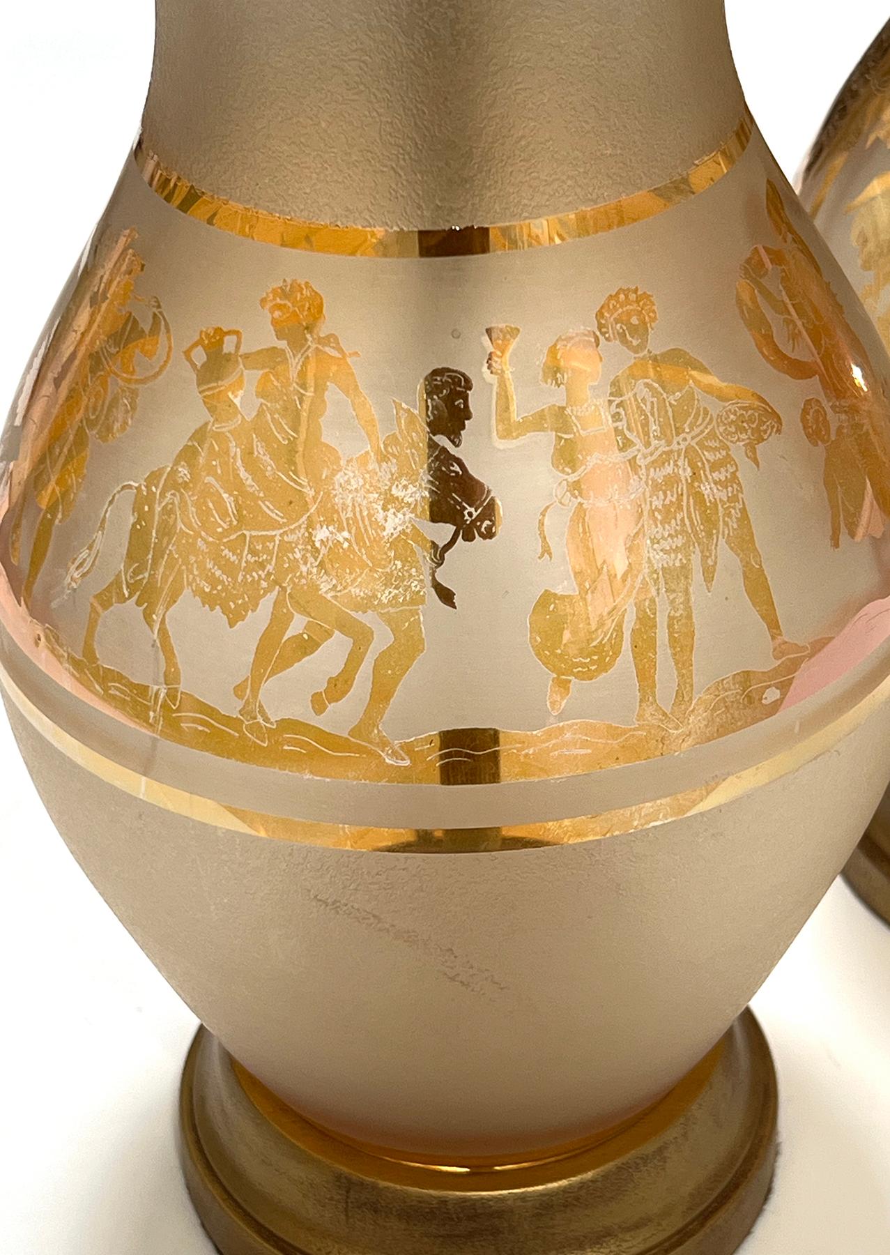 Buriné Paire de lampes bohèmes recouvertes de verre dépoli avec figures classiques en vente