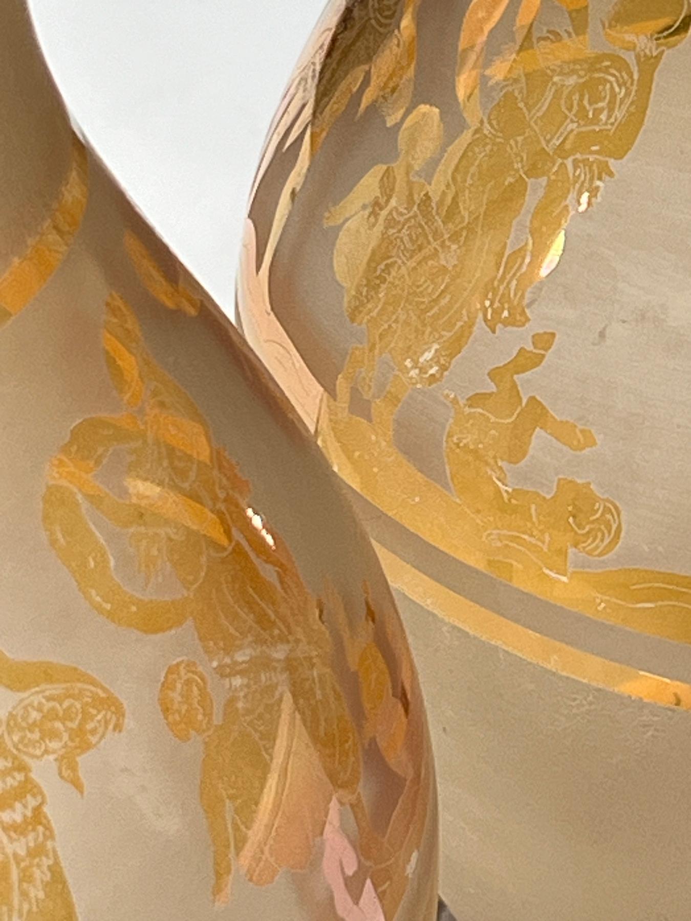 Milieu du XXe siècle Paire de lampes bohèmes recouvertes de verre dépoli avec figures classiques en vente