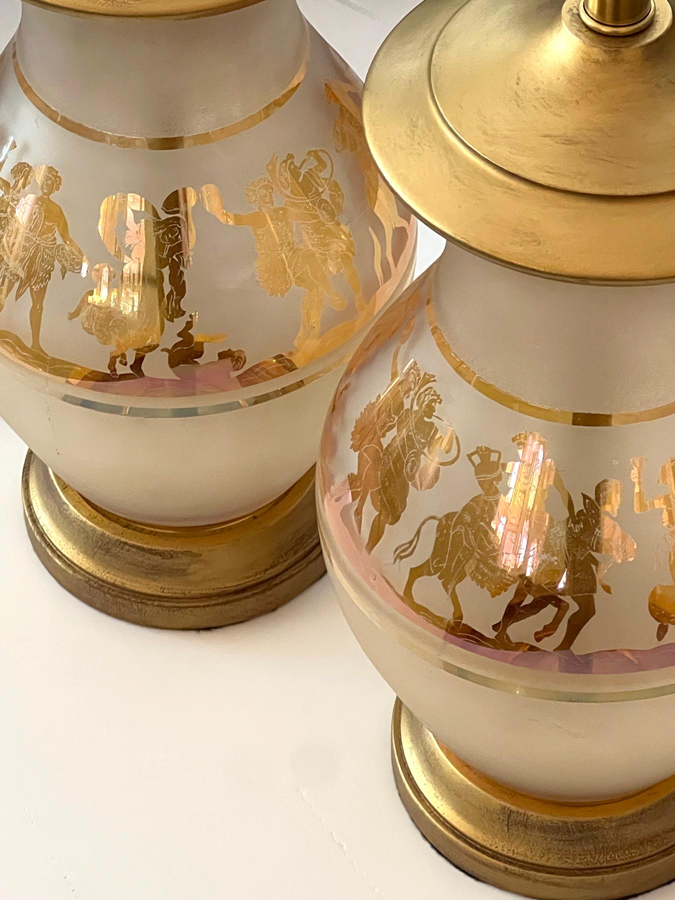 Verre d'art Paire de lampes bohèmes recouvertes de verre dépoli avec figures classiques en vente