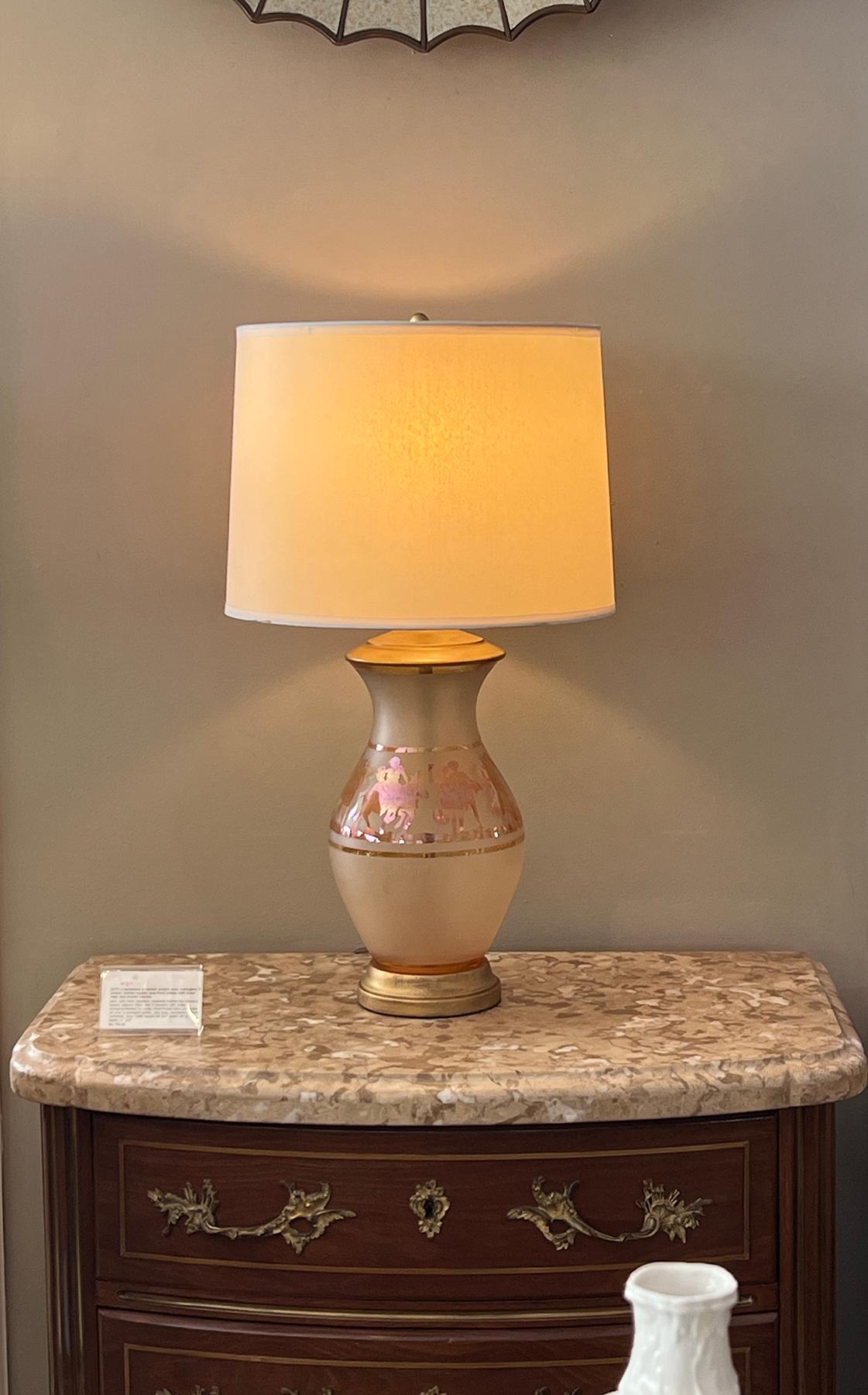 Paire de lampes bohèmes recouvertes de verre dépoli avec figures classiques en vente 1