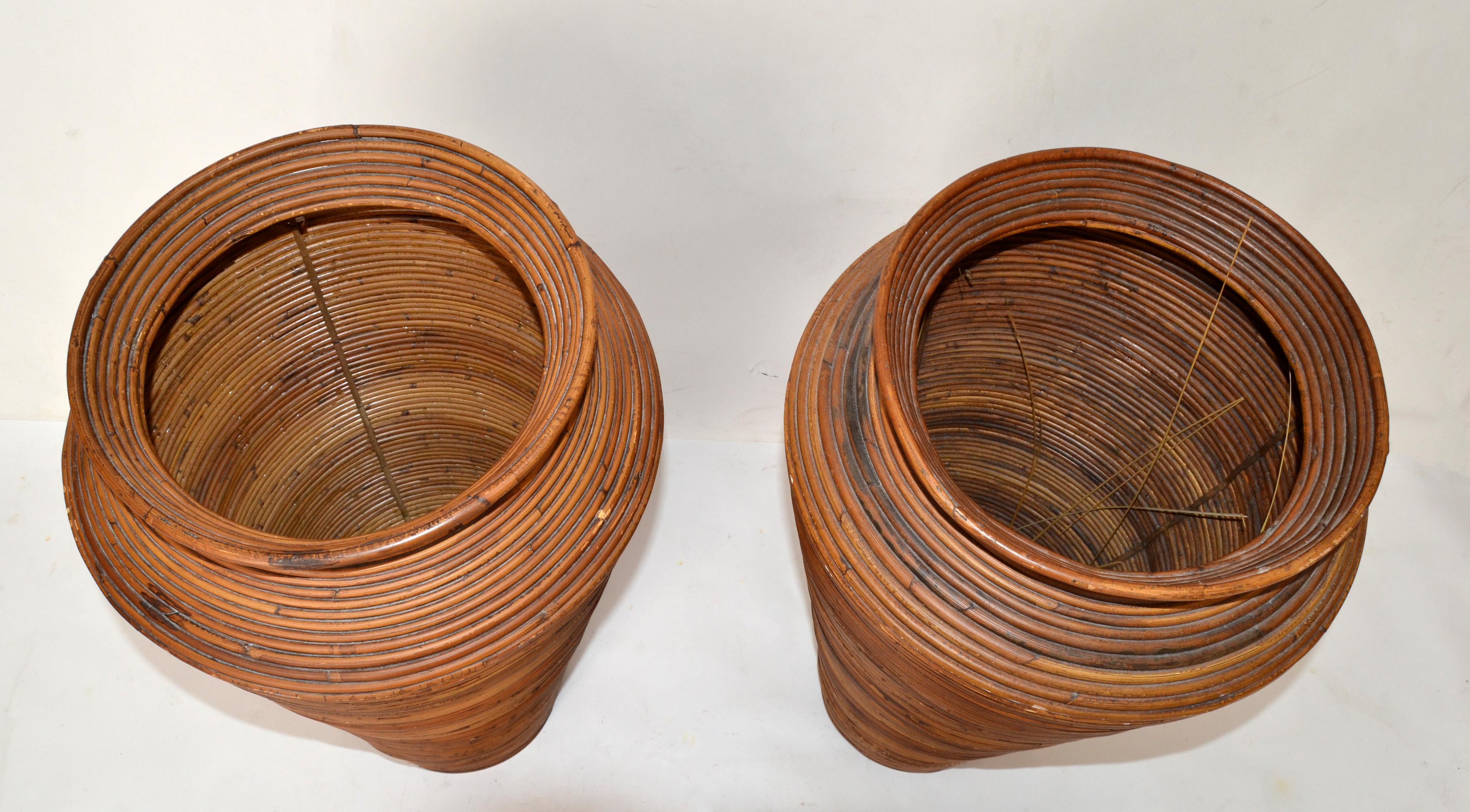 Paire de grands vases de sol en forme de cône fabriqués à la main en bambou et roseau de Bohème en vente 3