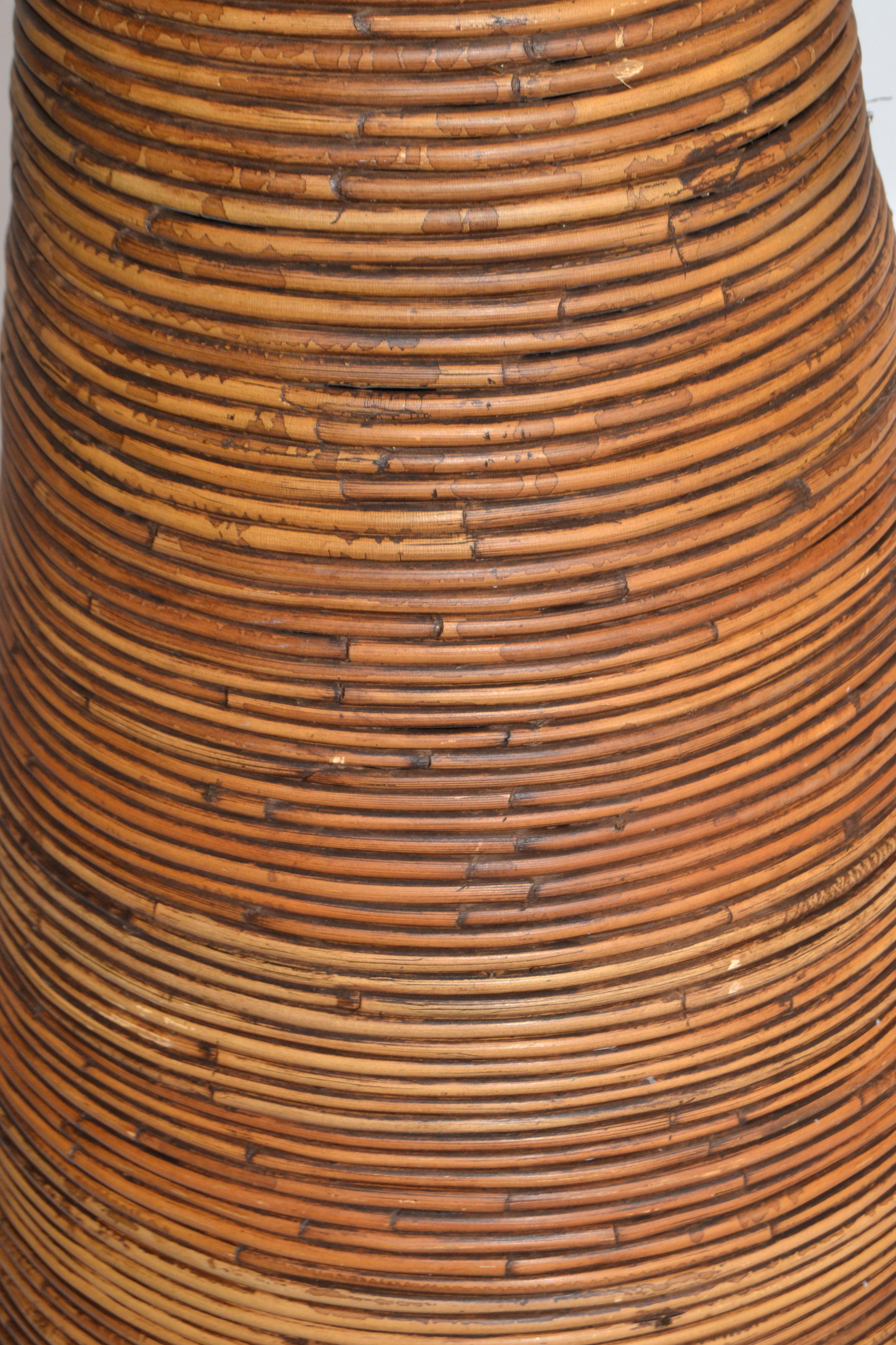 Paire de grands vases de sol en forme de cône fabriqués à la main en bambou et roseau de Bohème en vente 5