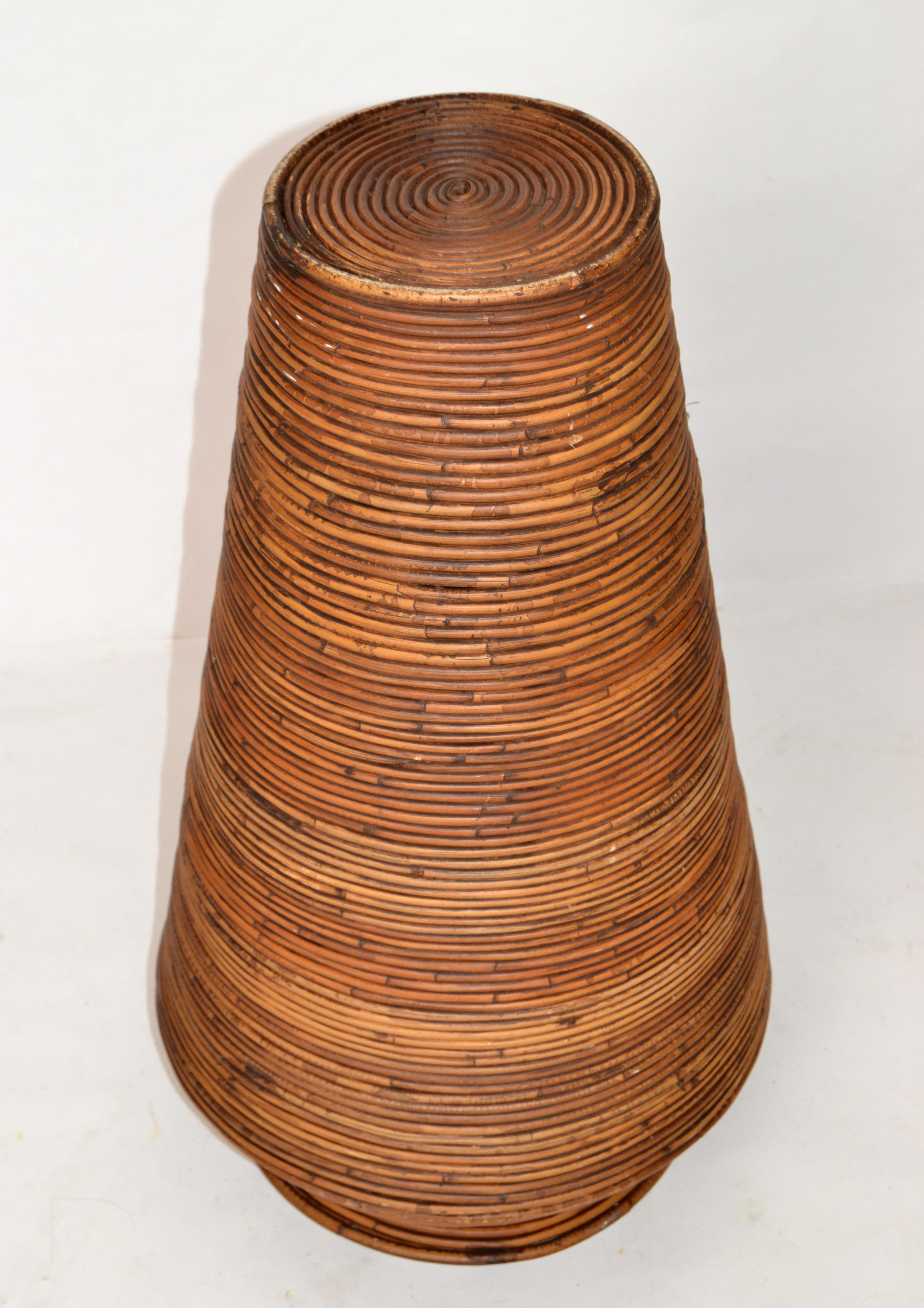 Paire de grands vases de sol en forme de cône fabriqués à la main en bambou et roseau de Bohème en vente 6
