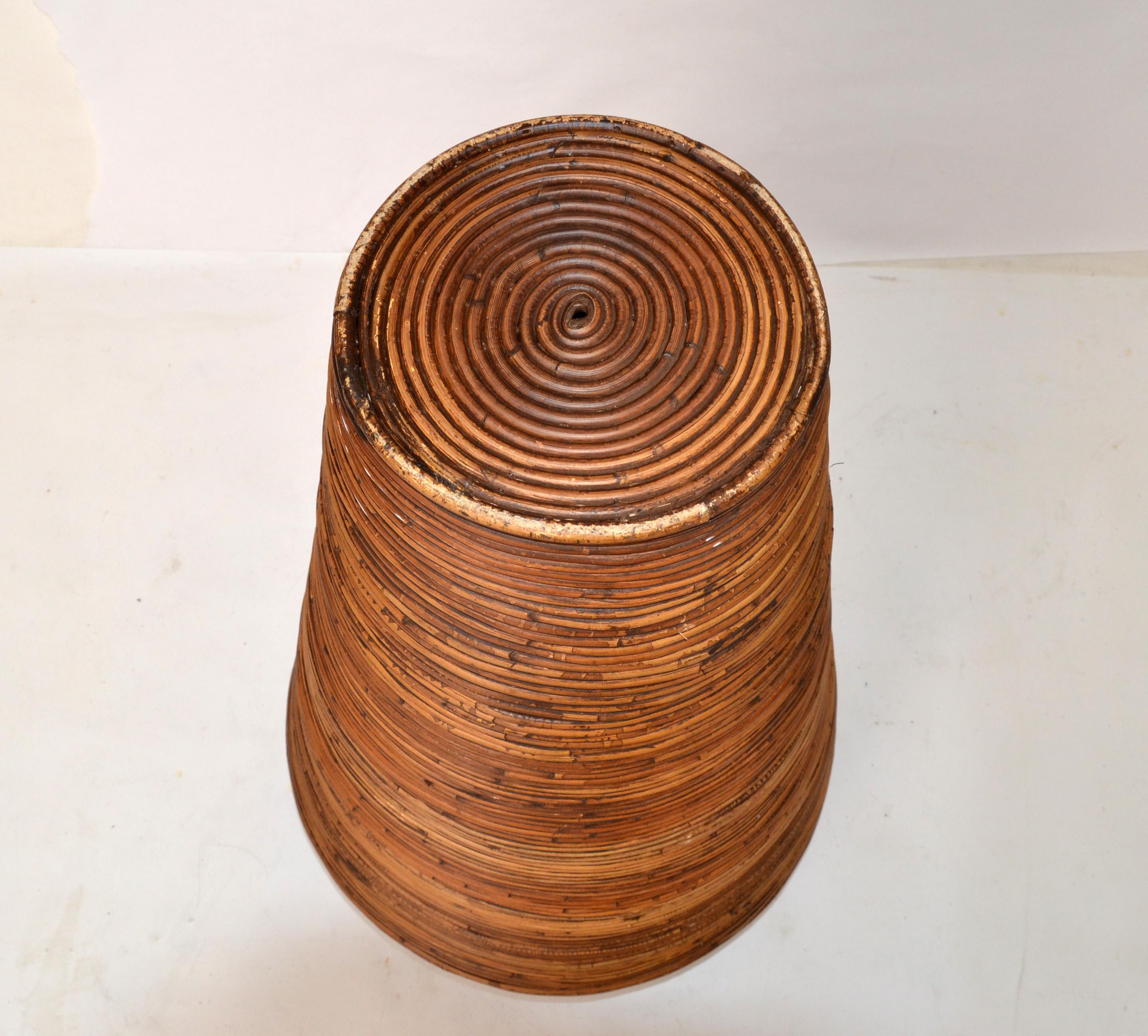 Paire de grands vases de sol en forme de cône fabriqués à la main en bambou et roseau de Bohème en vente 7