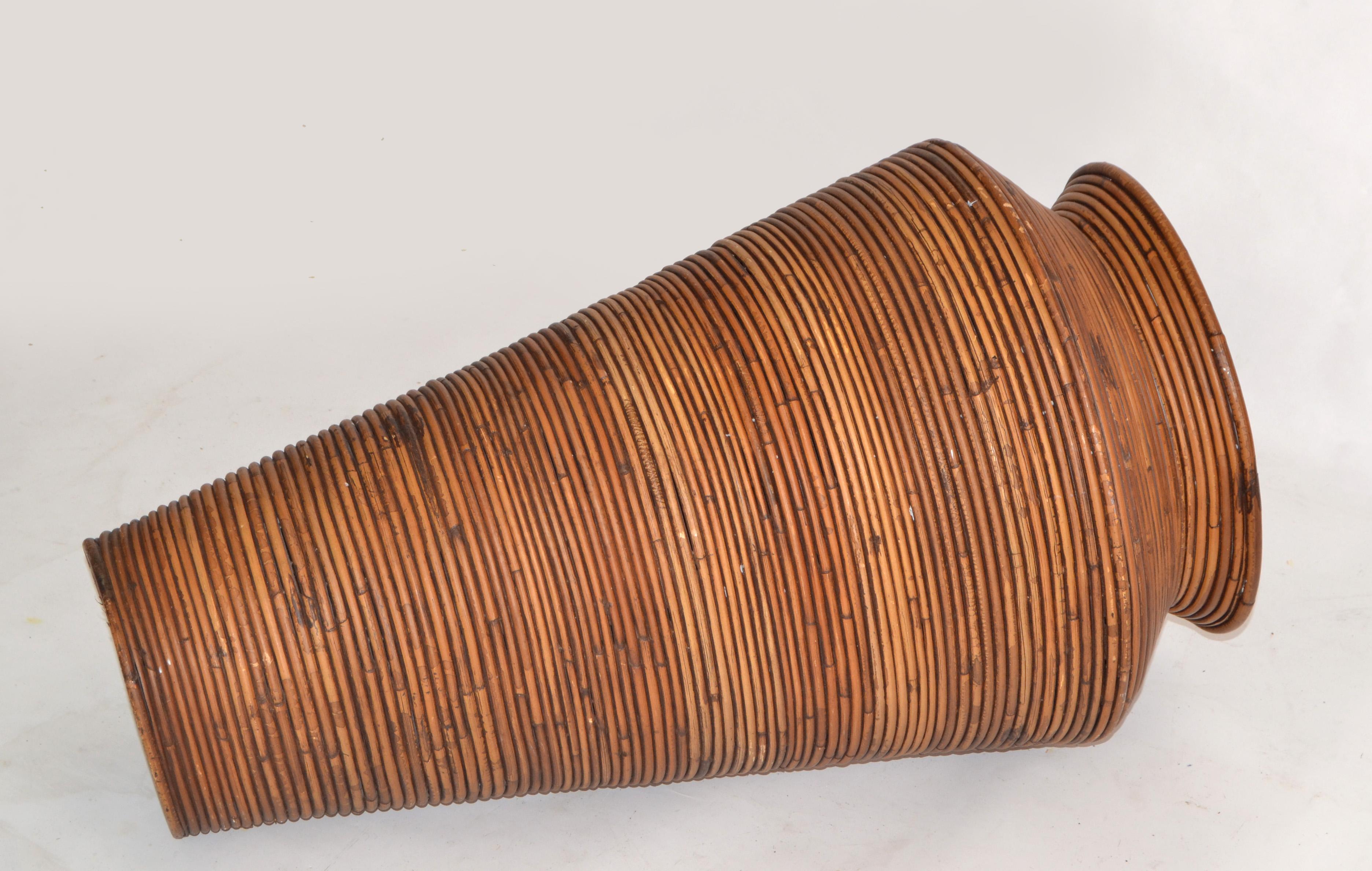 Paire de grands vases de sol en forme de cône fabriqués à la main en bambou et roseau de Bohème en vente 8