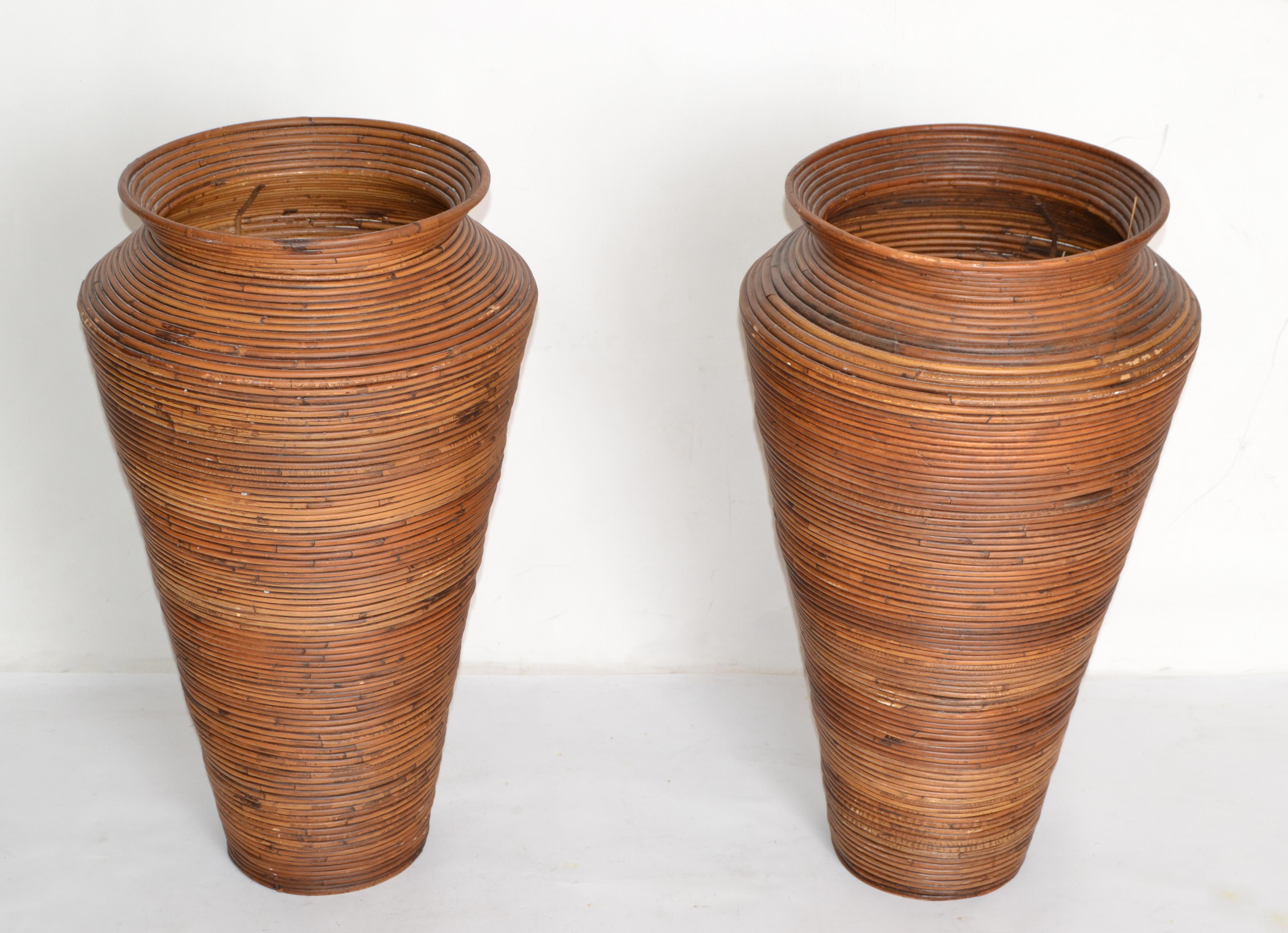Paire de vases de sol en bambou en forme de cône, de style boho chic et moderne du milieu du siècle, fabriqués à la main.
Fabriqué en Amérique.
Un complément idéal pour votre véranda tropicale.