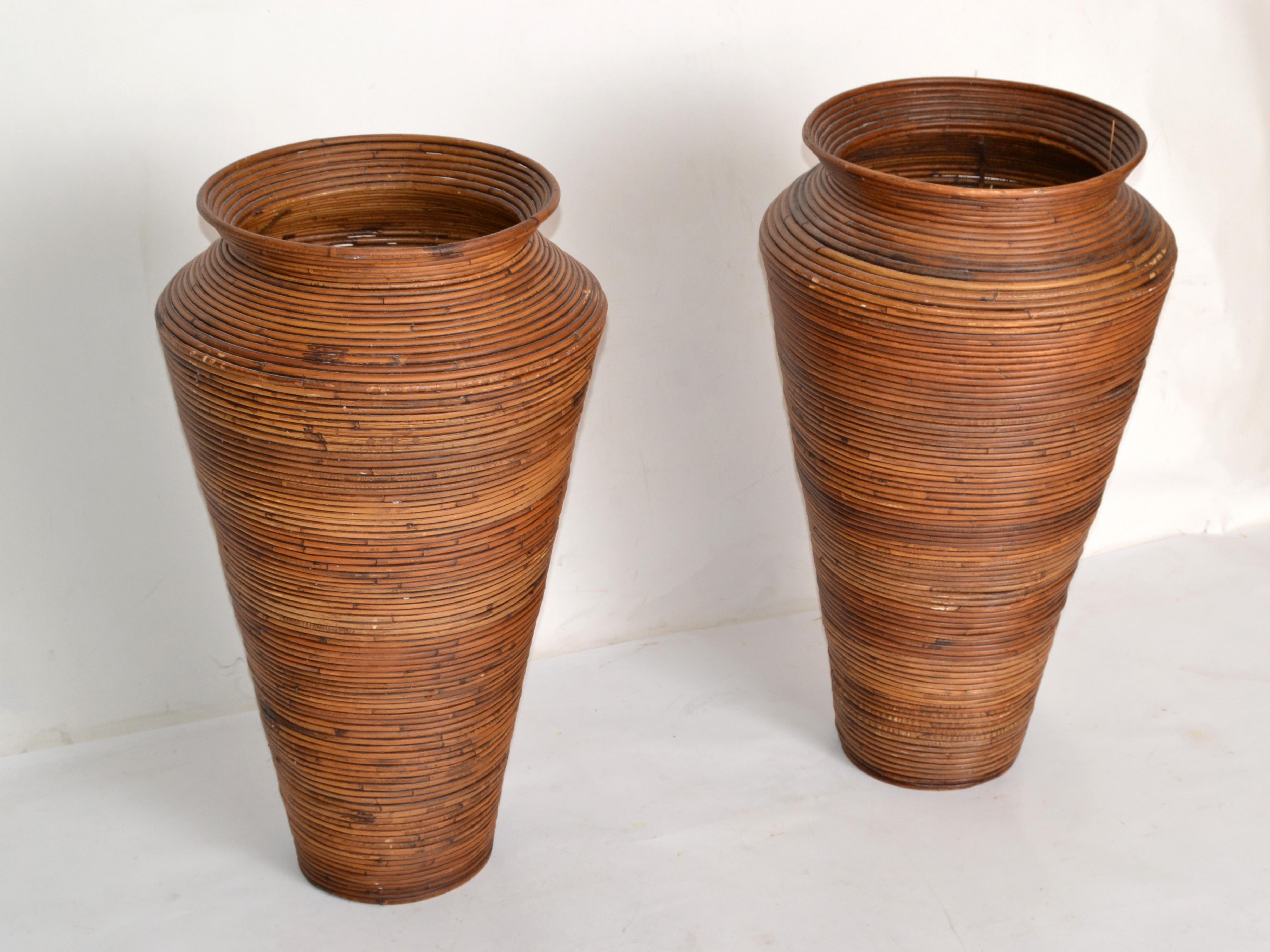 Américain Paire de grands vases de sol en forme de cône fabriqués à la main en bambou et roseau de Bohème en vente