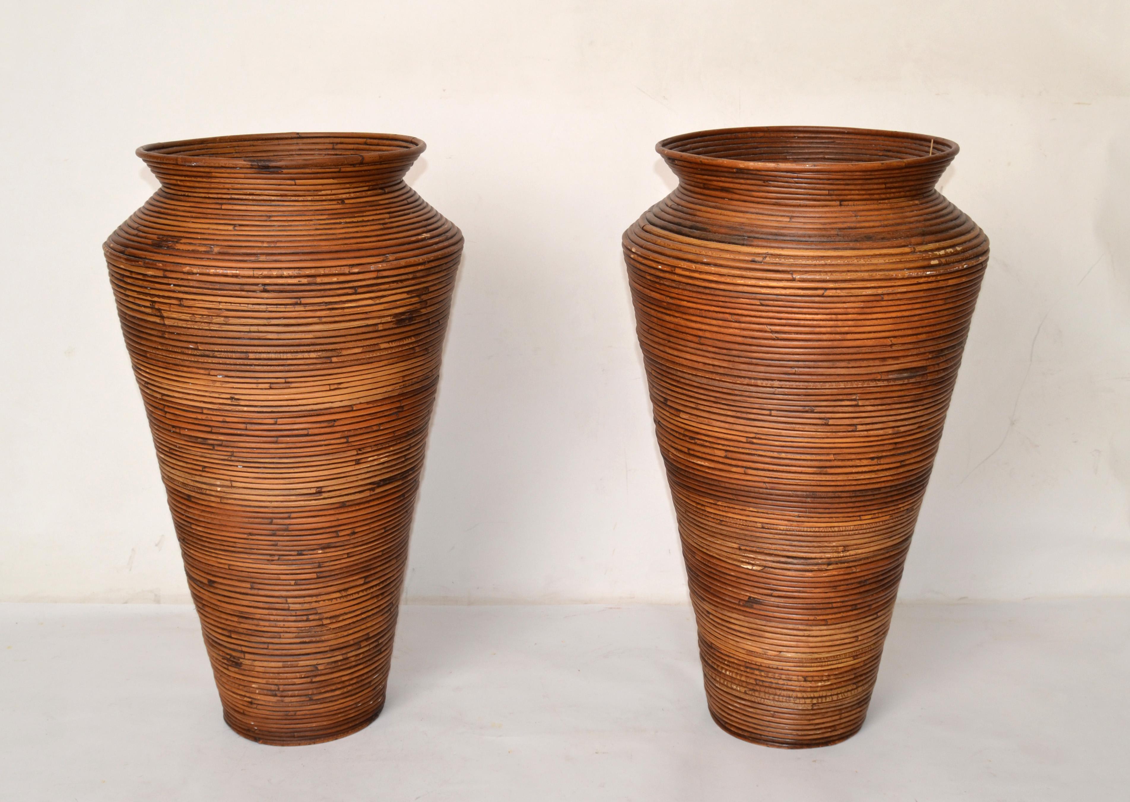Fait main Paire de grands vases de sol en forme de cône fabriqués à la main en bambou et roseau de Bohème en vente