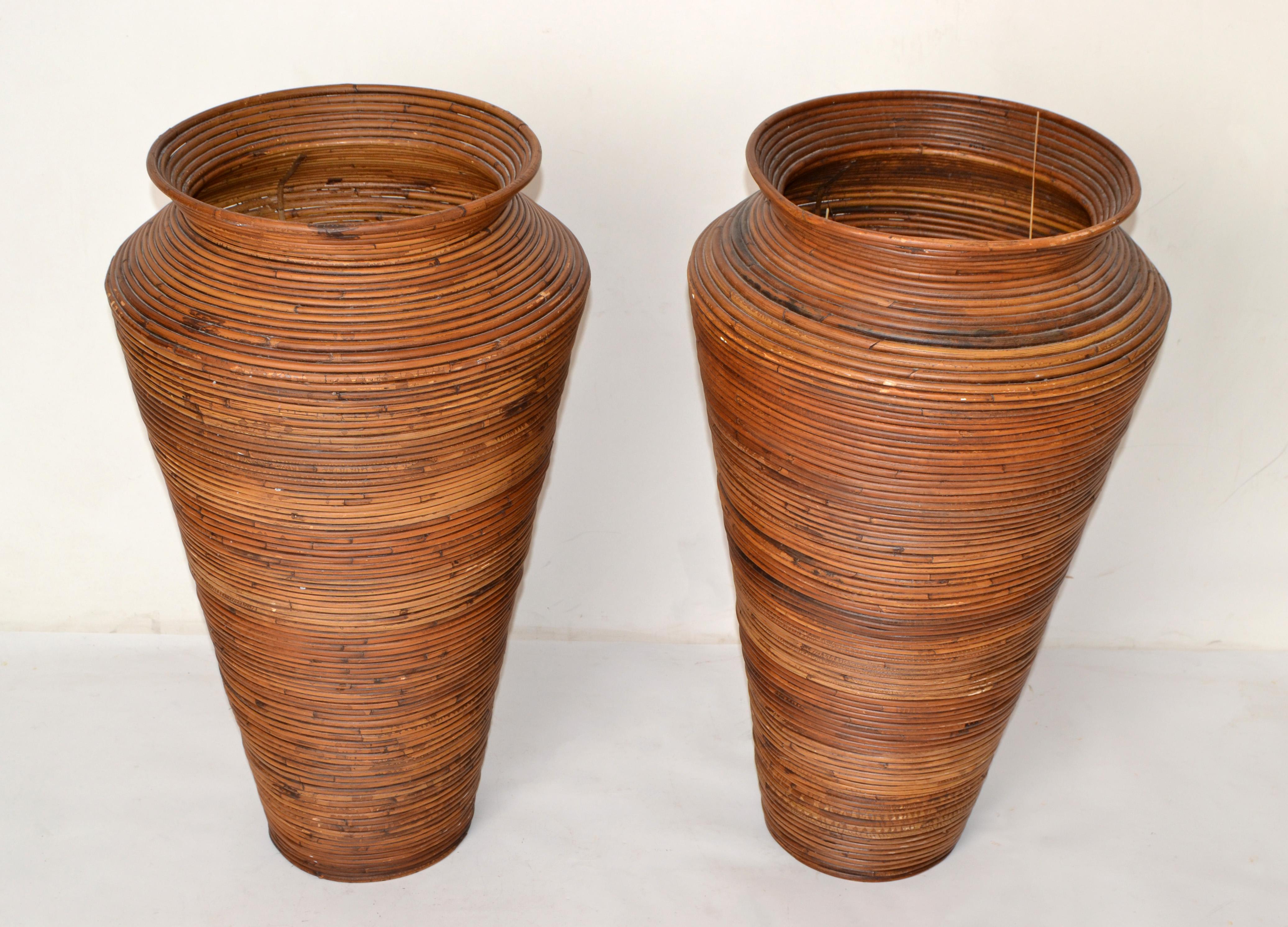Paire de grands vases de sol en forme de cône fabriqués à la main en bambou et roseau de Bohème Bon état - En vente à Miami, FL