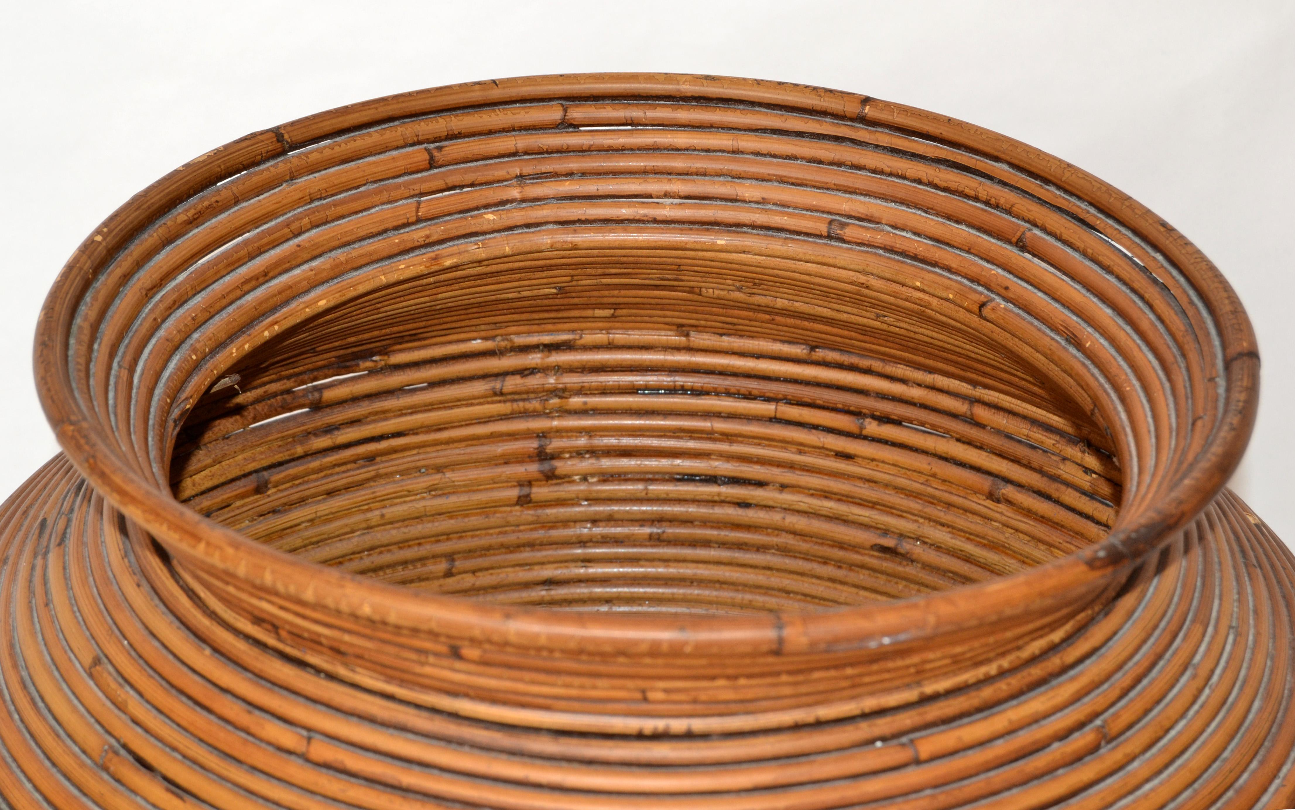 Paire de grands vases de sol en forme de cône fabriqués à la main en bambou et roseau de Bohème en vente 1