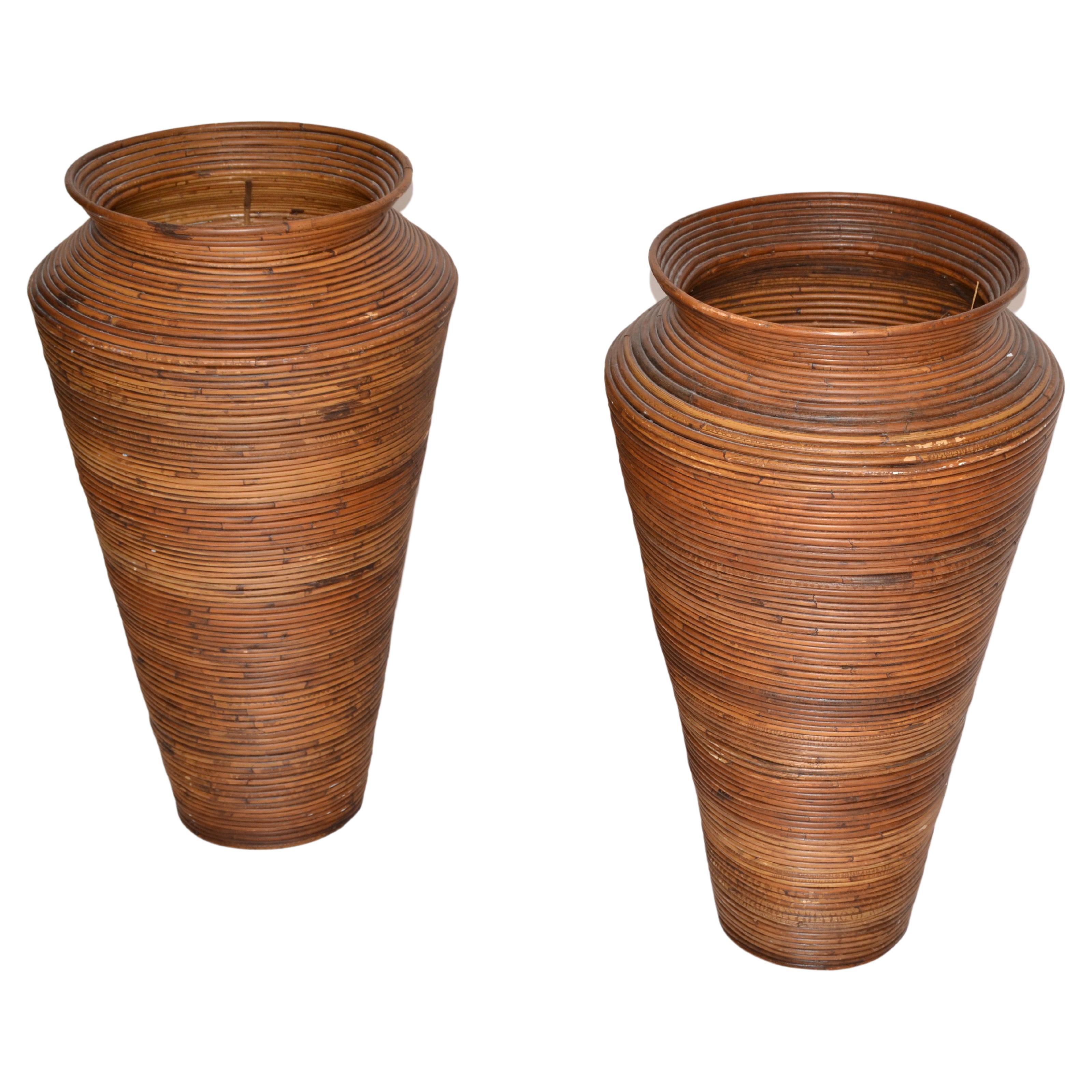 Paire de grands vases de sol en forme de cône fabriqués à la main en bambou et roseau de Bohème en vente