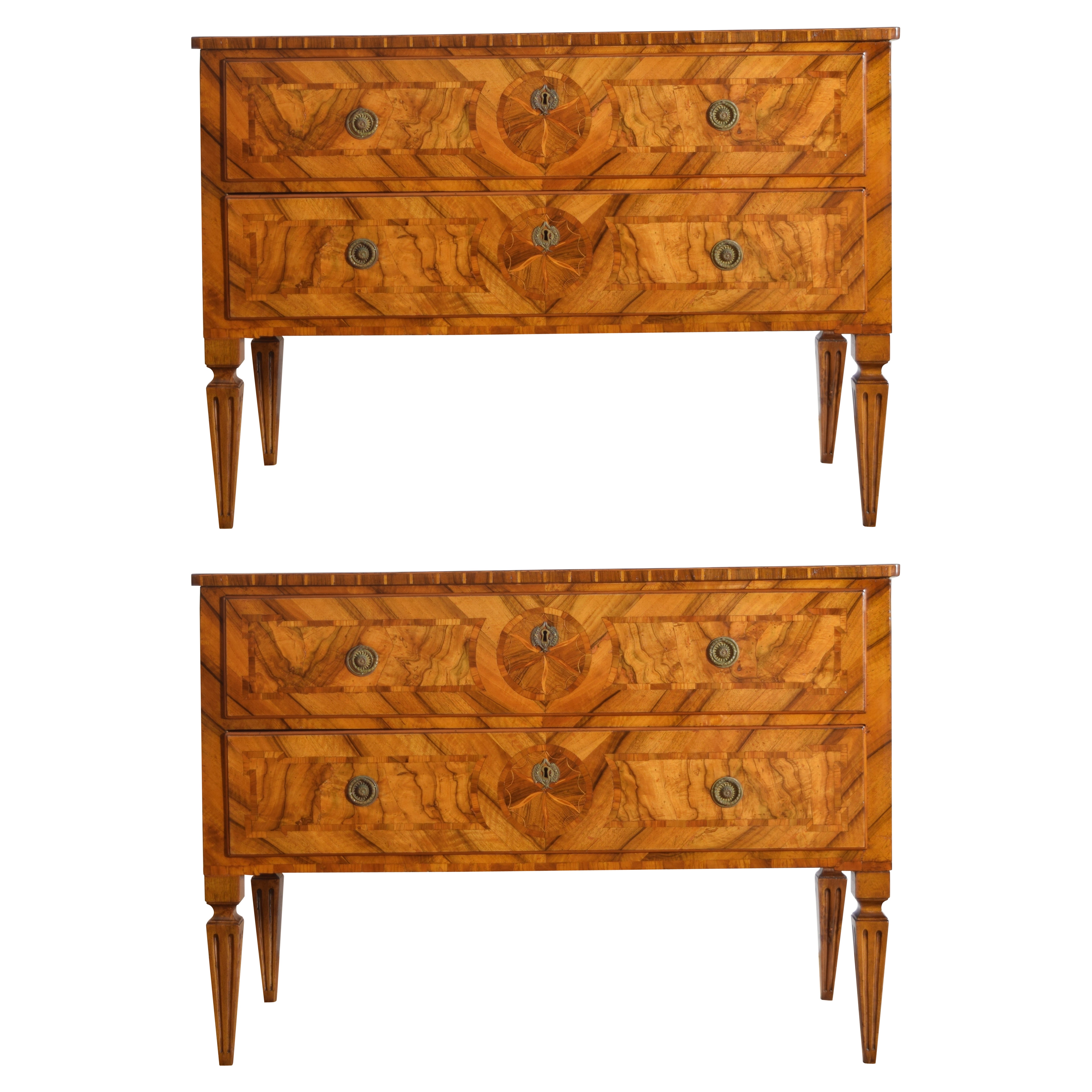 Pareja de cómodas de época neoclásica del norte de Italia audazmente chapadas, ca. 1790 en venta