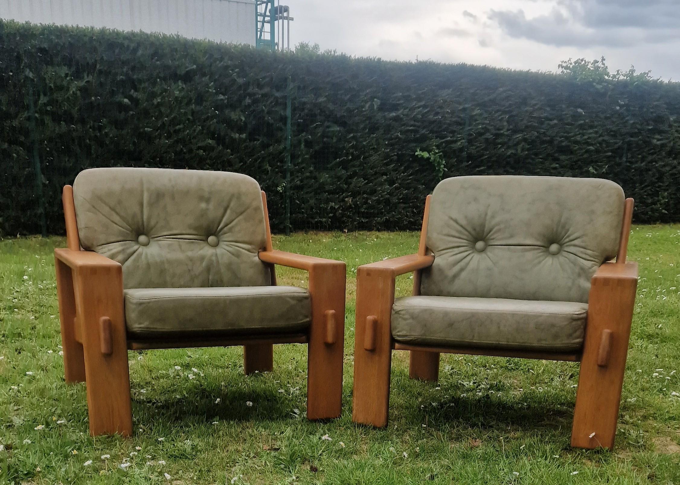 The pair of chairs features a beautifully patinared oak frame a wonderful green 
Coloured leather upholstery.Given a timeless
Style and look .