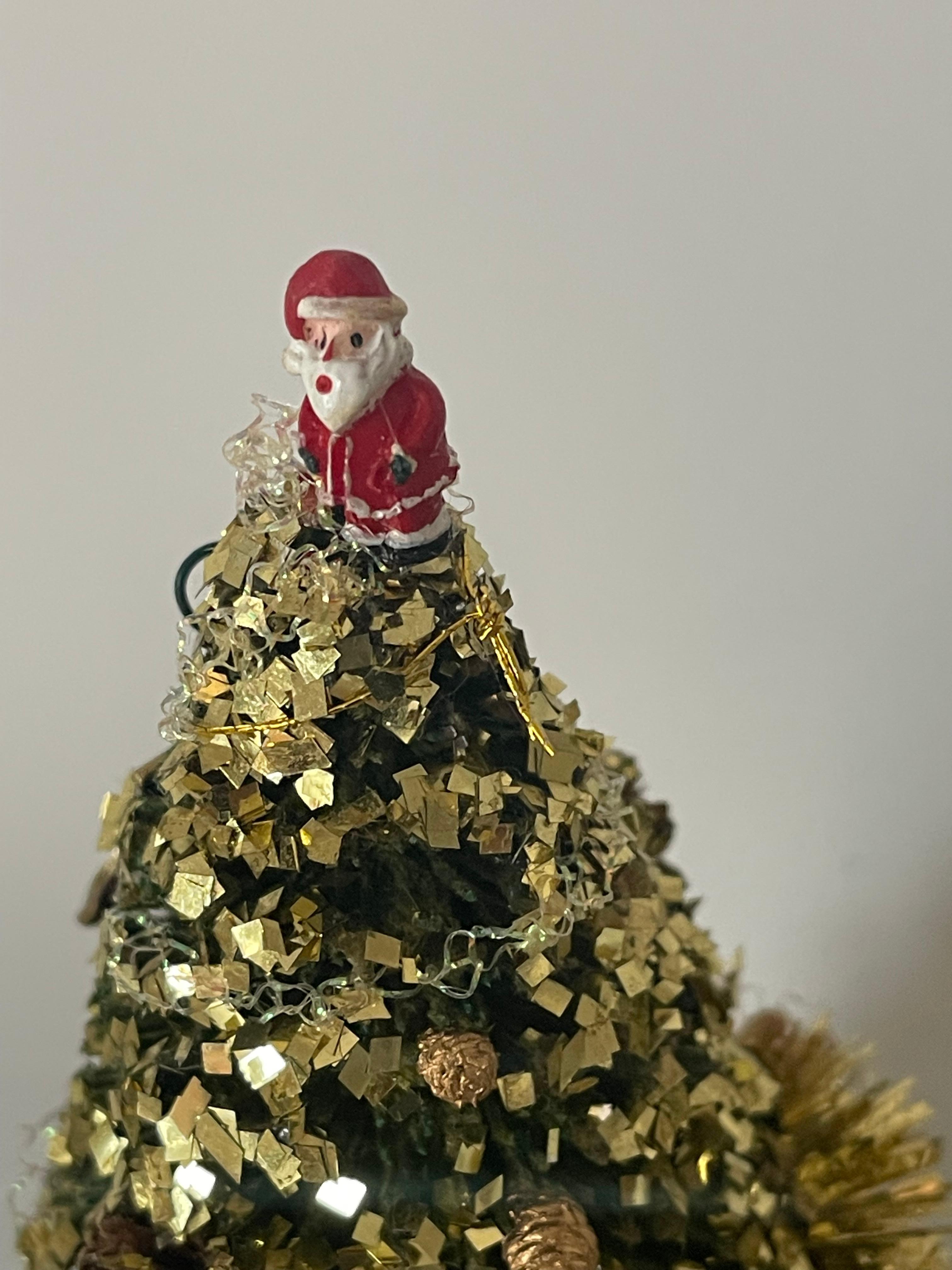 Empareja Árboles de Navidad Bottlebrush con Mudic y Movimiento clásico estadounidense en venta