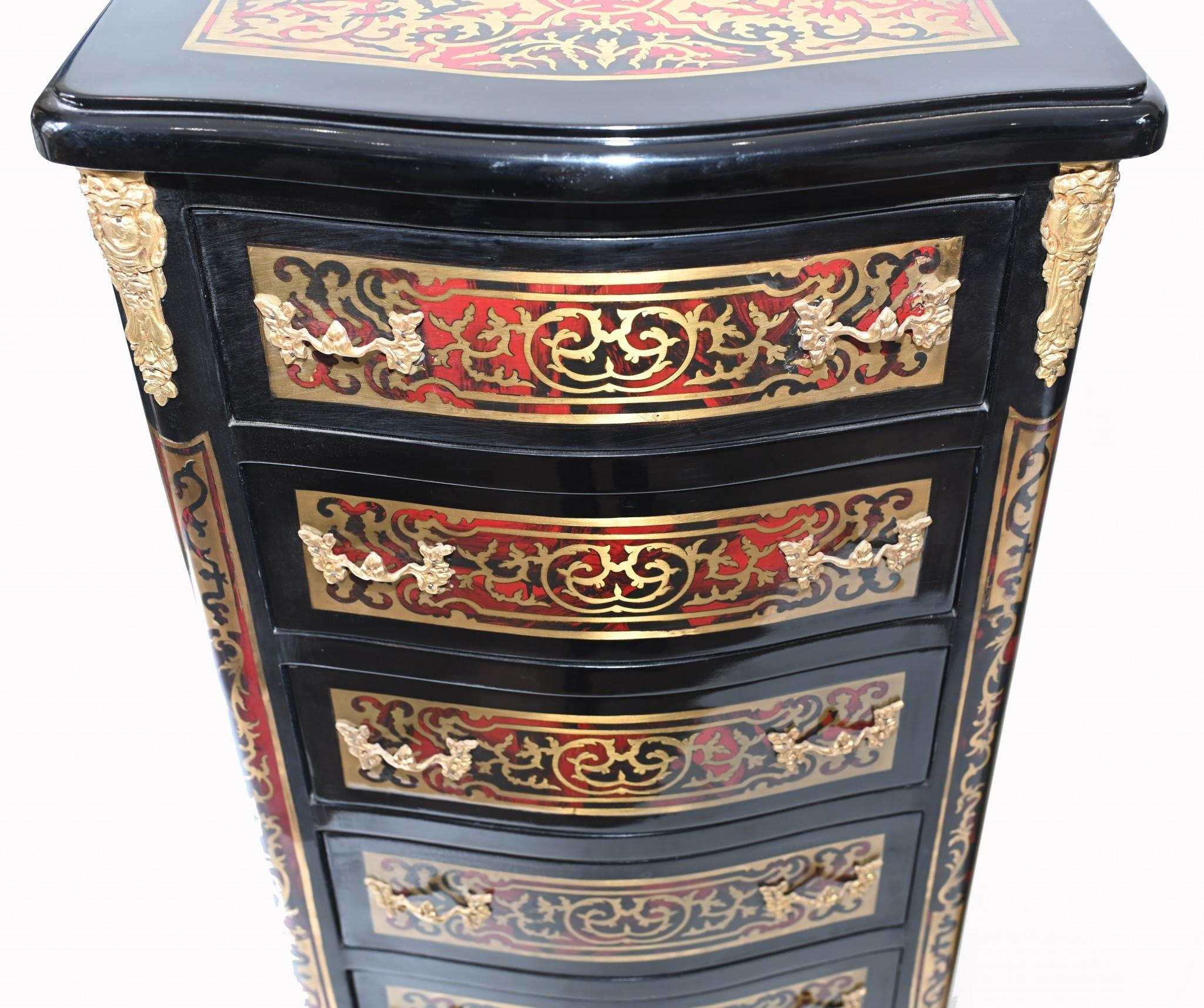 Splendida cassettiera singola francese in stile Boulle
Boulle era un famoso ebanista francese che lavorava a Parigi nel 1800.
Boulle era noto per il suo stile distintivo di intarsio
Questa cassettiera è superba, con sei cassetti e un sacco di spazio