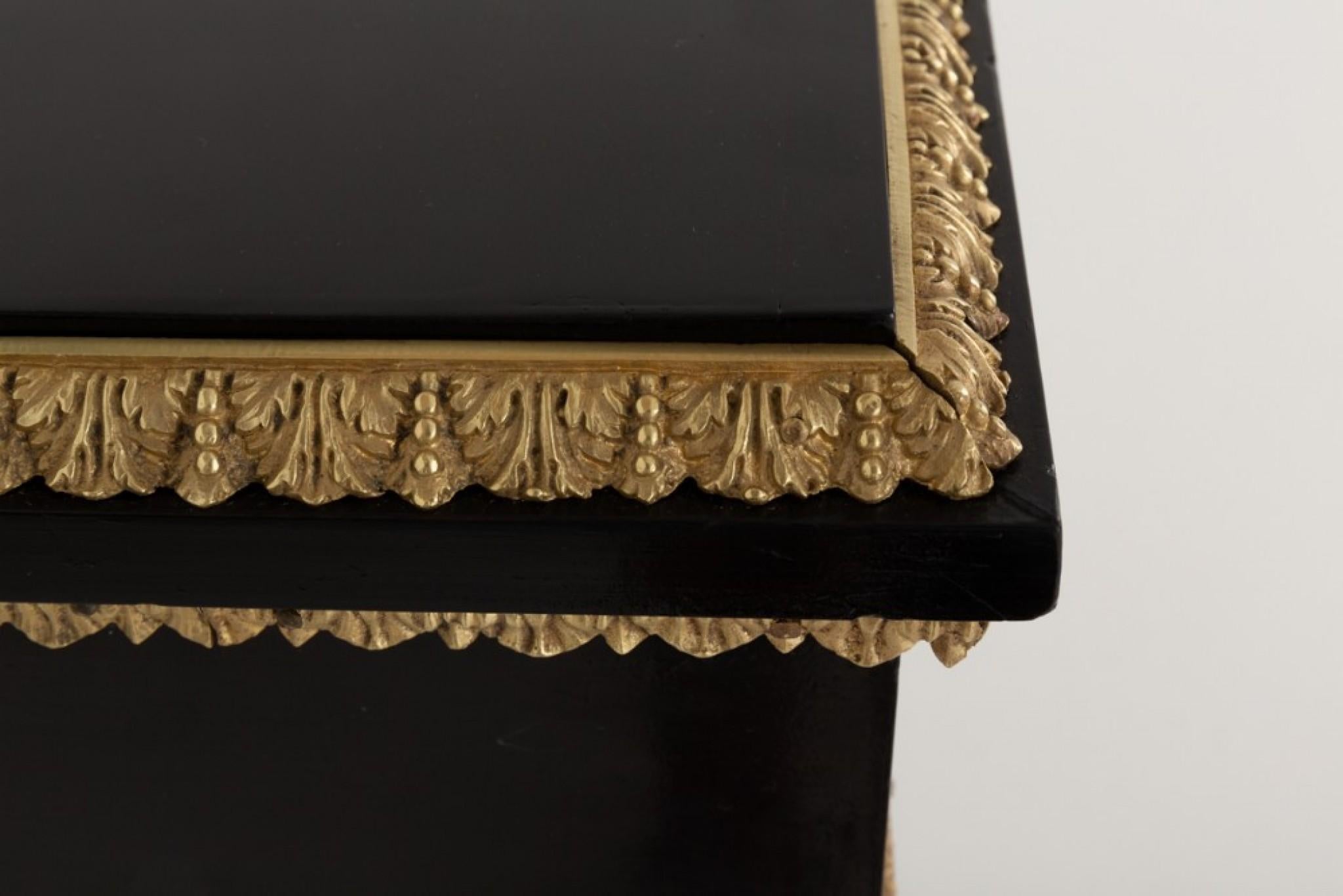 Meravigliosa coppia di armadi a muro francesi ebanizzati e in Boulle.
Circa 1850
Questi armadi sono sollevati su basi a plinto sagomate.
Ogni mobile ha un'anta vetrata che si apre per rivelare i ripiani all'interno.
Ogni mobile ha una meravigliosa