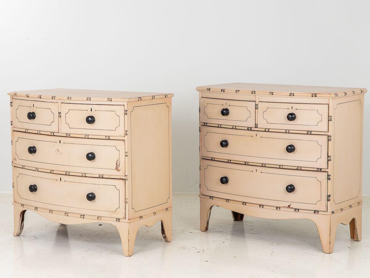 Una coppia di cassettiere francesi dipinte con fronte ad arco in stile chinoiserie aggiornato con gambe strombate. Si tratta di una coppia abbinata, il che significa che ci sono leggere variazioni nelle misure. Ognuno di essi presentava una