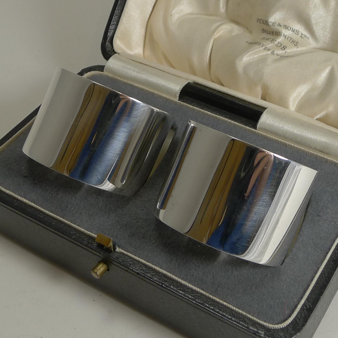 Pair of Boxed Vintage English Sterling Silver Napkin Rings Chester, 1924 In Good Condition In Bath, GB