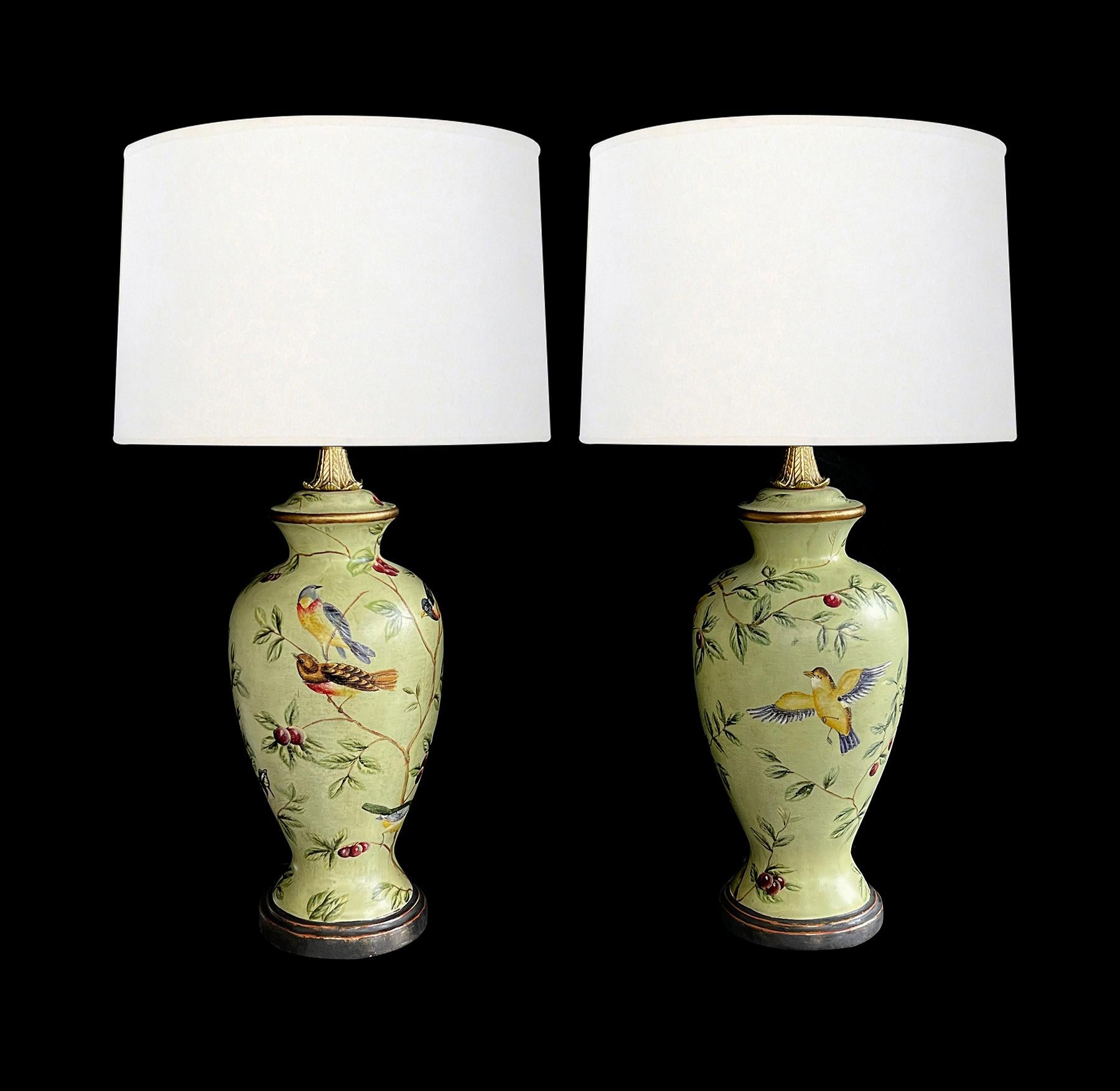 Chinoiseries Paire de lampes en lin sur plâtre de la Bradburn Gallery avec motifs d'oiseaux peints à la main en vente