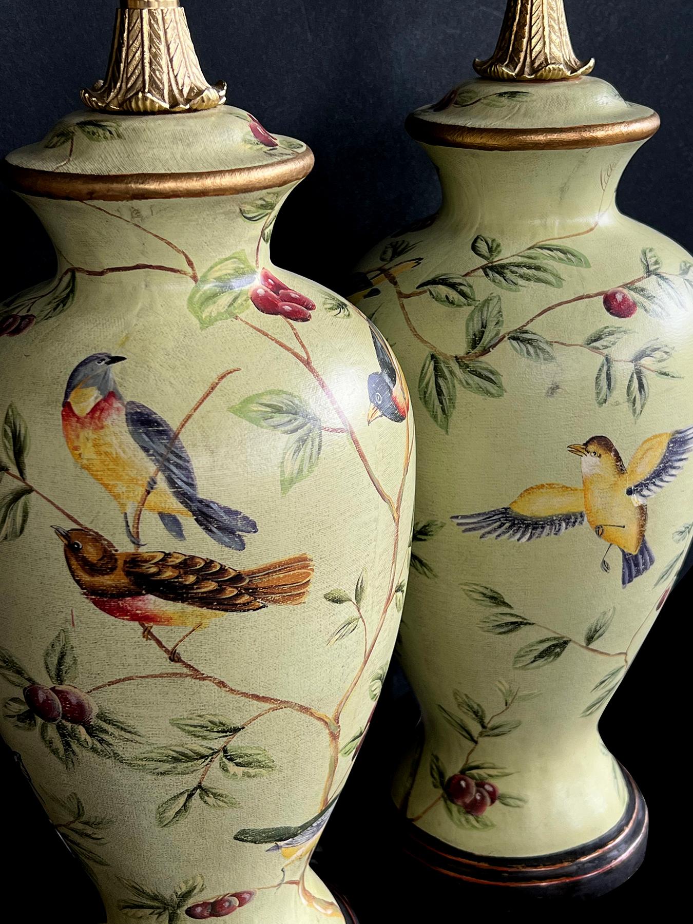 Américain Paire de lampes en lin sur plâtre de la Bradburn Gallery avec motifs d'oiseaux peints à la main en vente